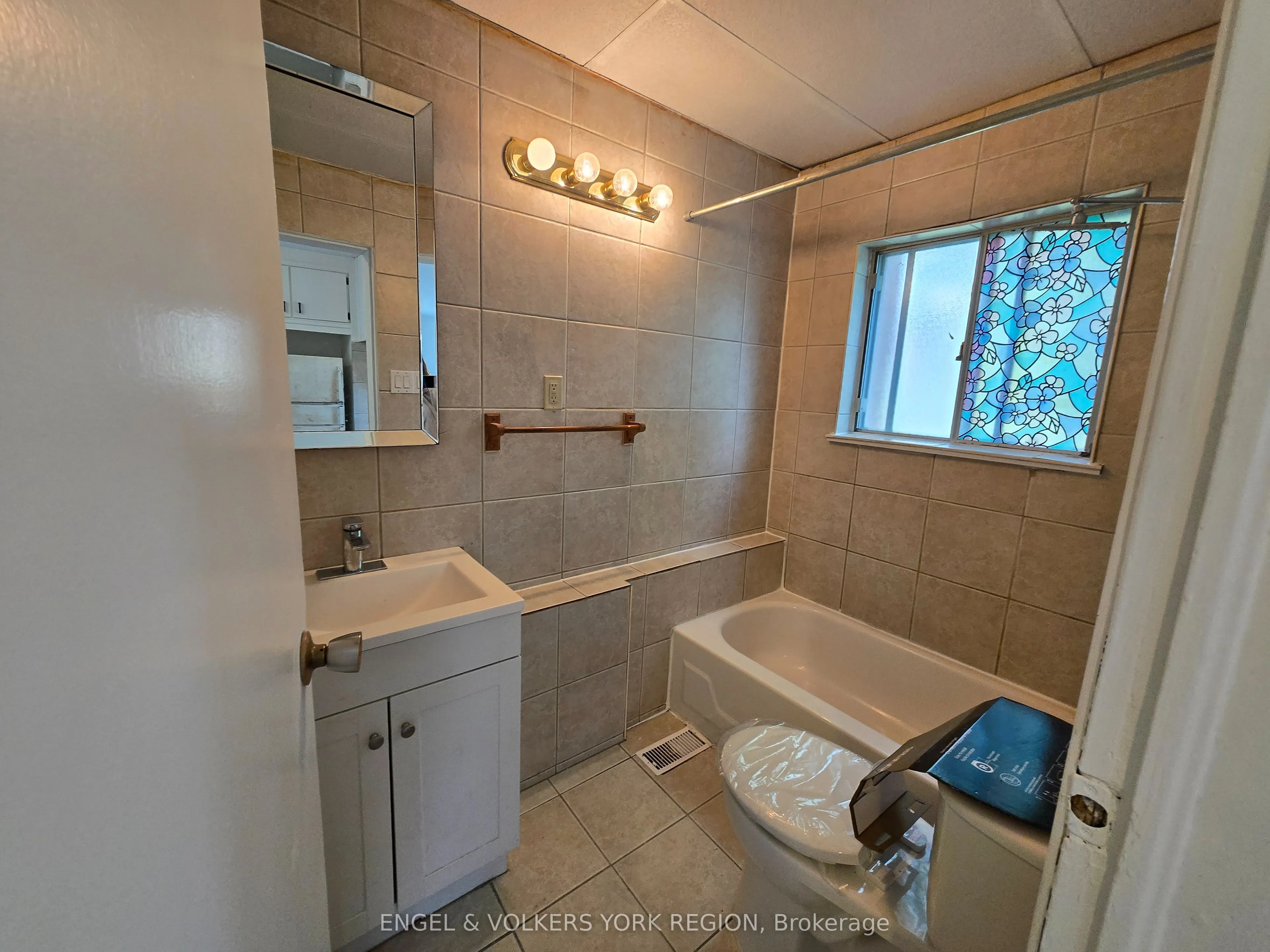 41 Essa Road S, #1