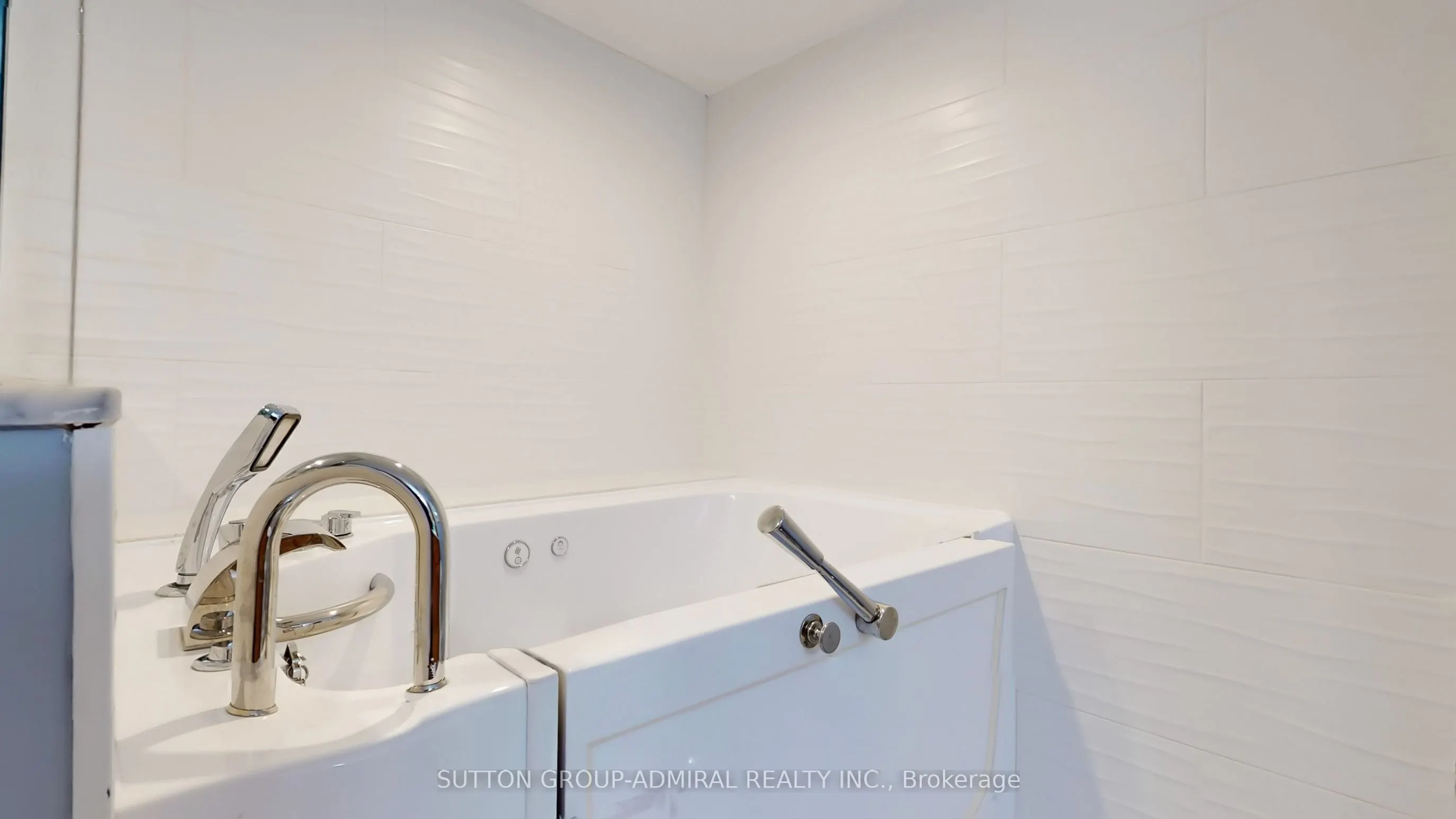 30 Harding Boulevard W, #917