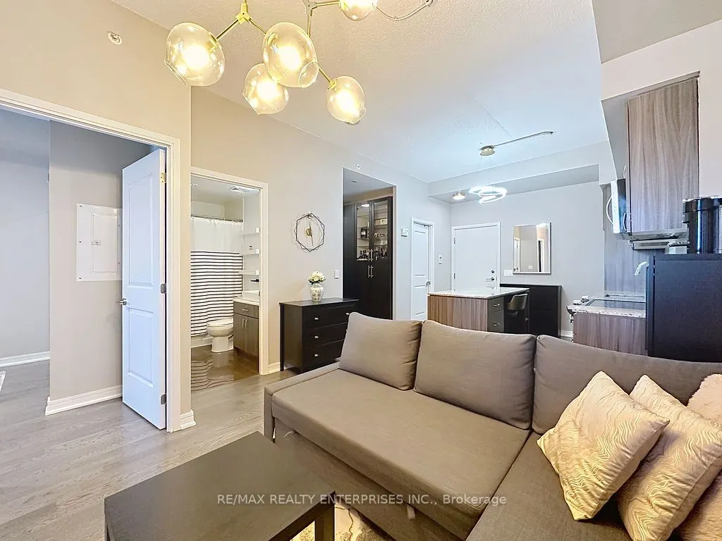 9205 YONGE Street, #802