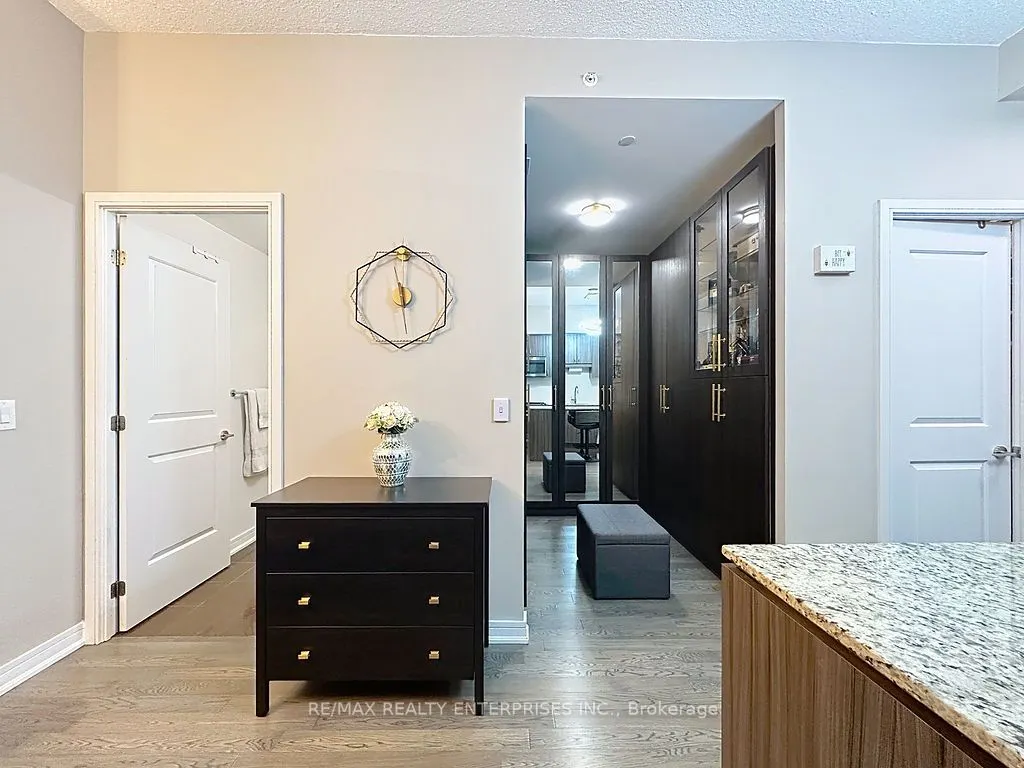 9205 YONGE Street, #802