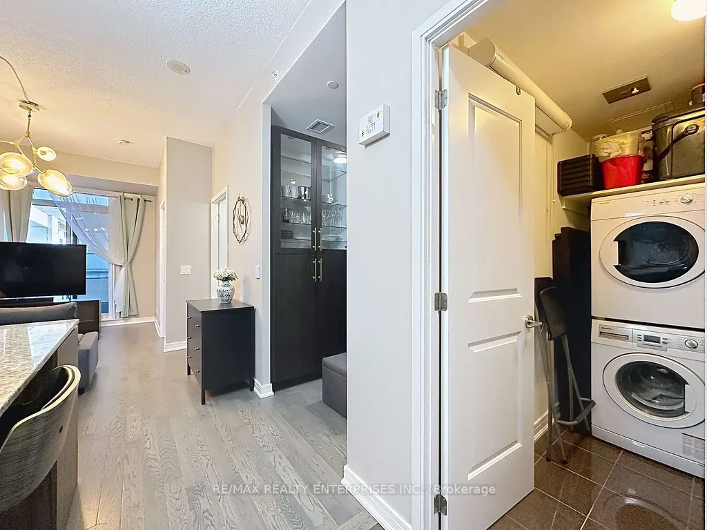 9205 YONGE Street, #802