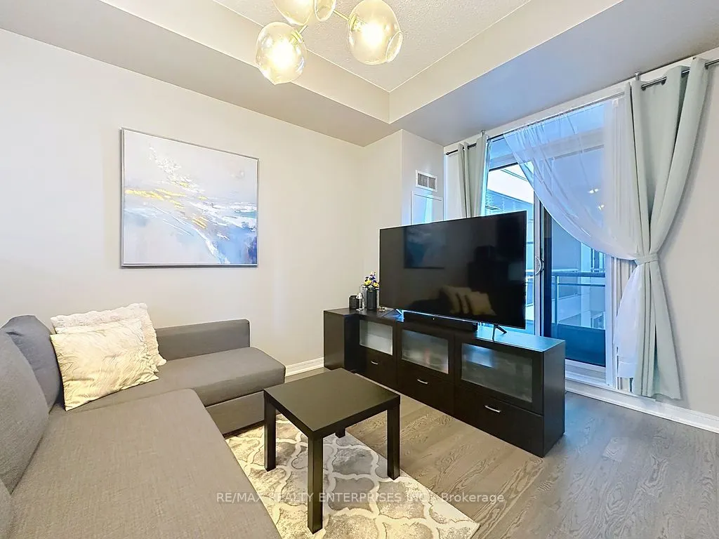 9205 YONGE Street, #802