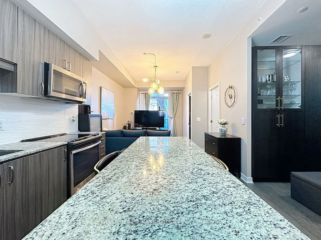 9205 YONGE Street, #802