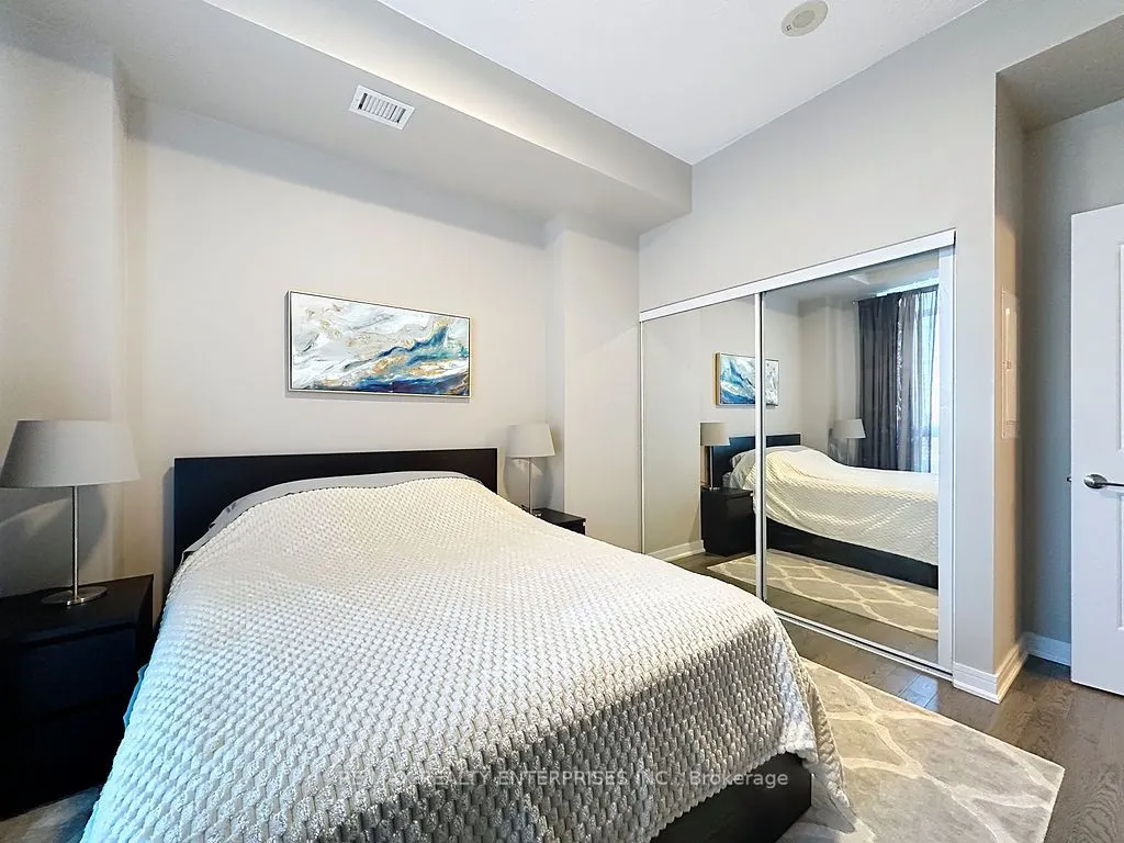 9205 YONGE Street, #802