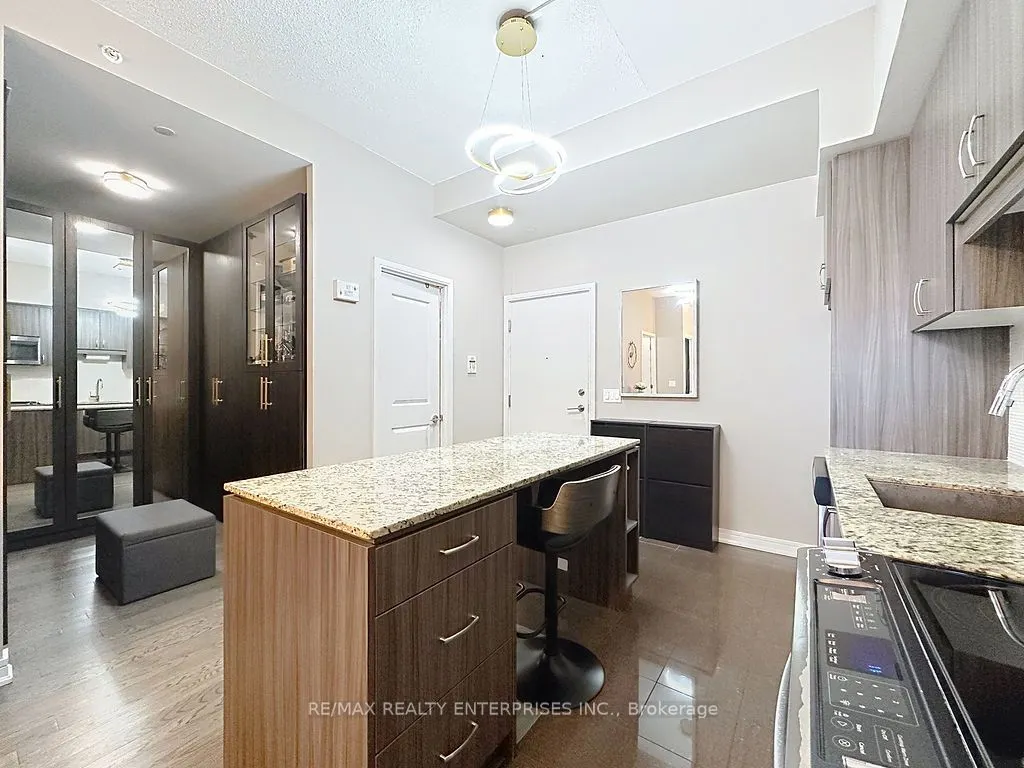9205 YONGE Street, #802