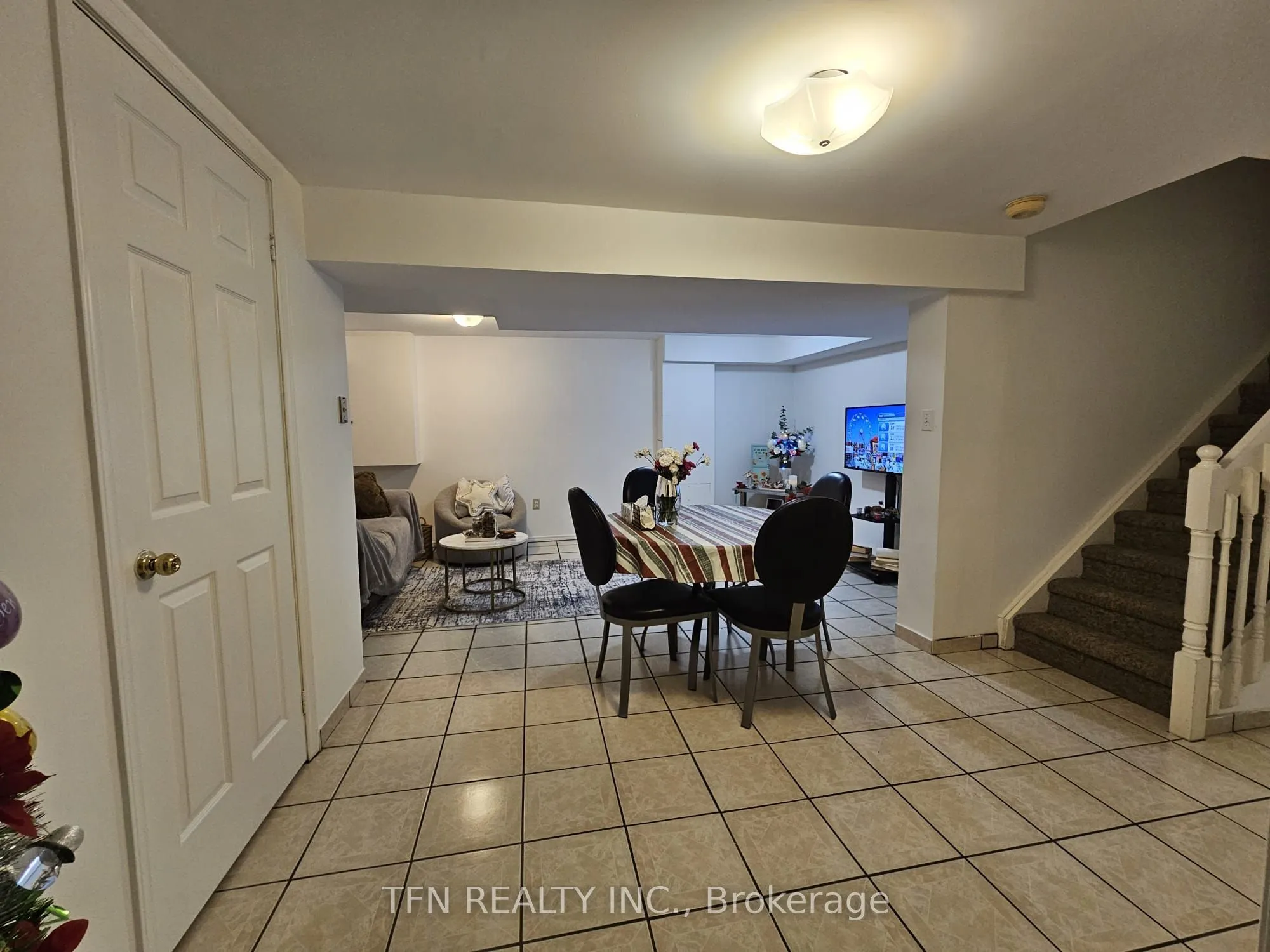 112 Trafalgar Square, #Lower