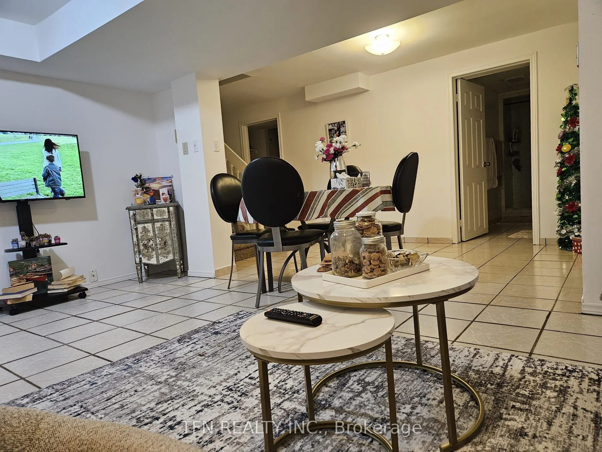 112 Trafalgar Square, #Lower