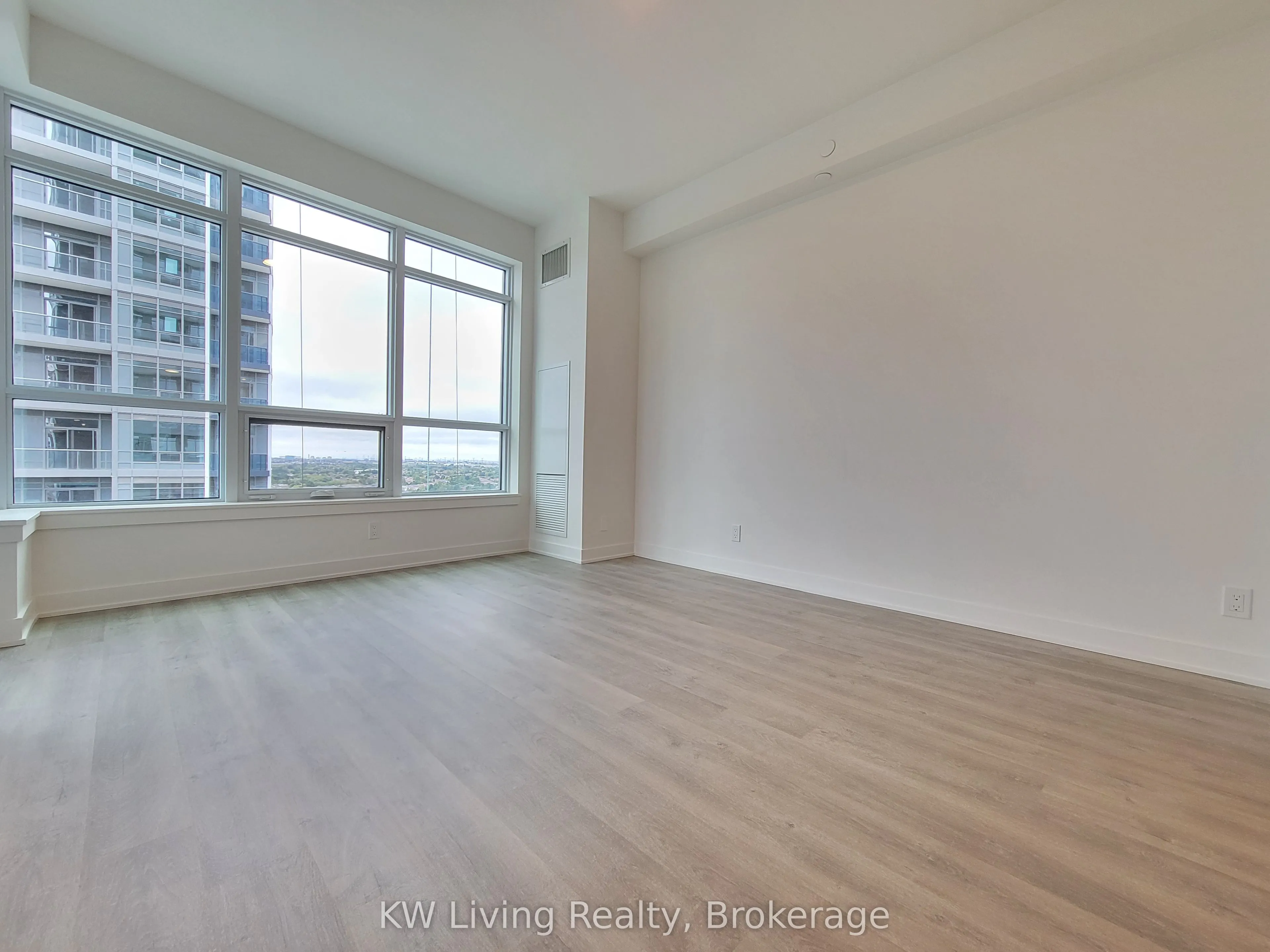 50 Upper Mall Way, #B1202