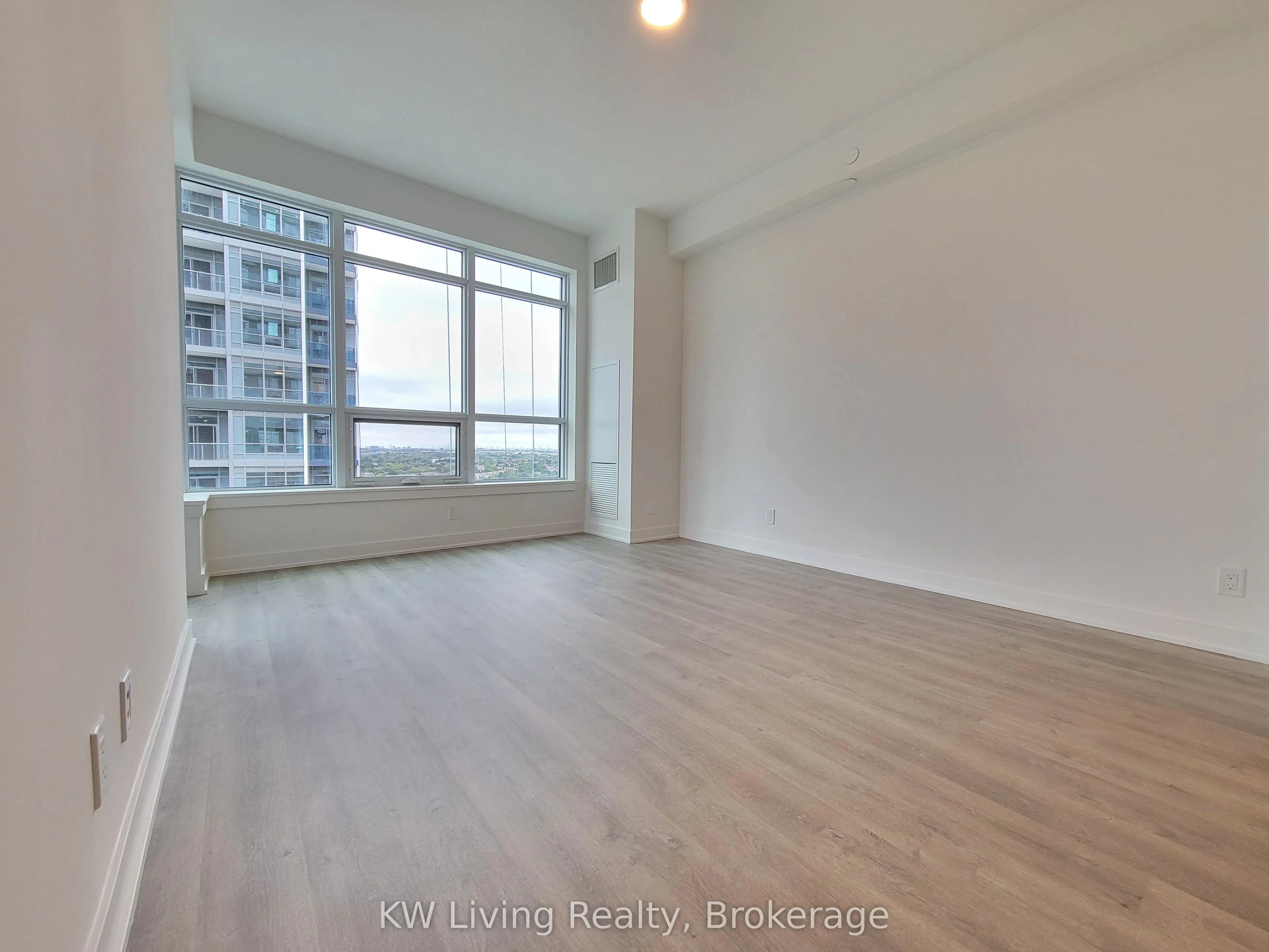50 Upper Mall Way, #B1202