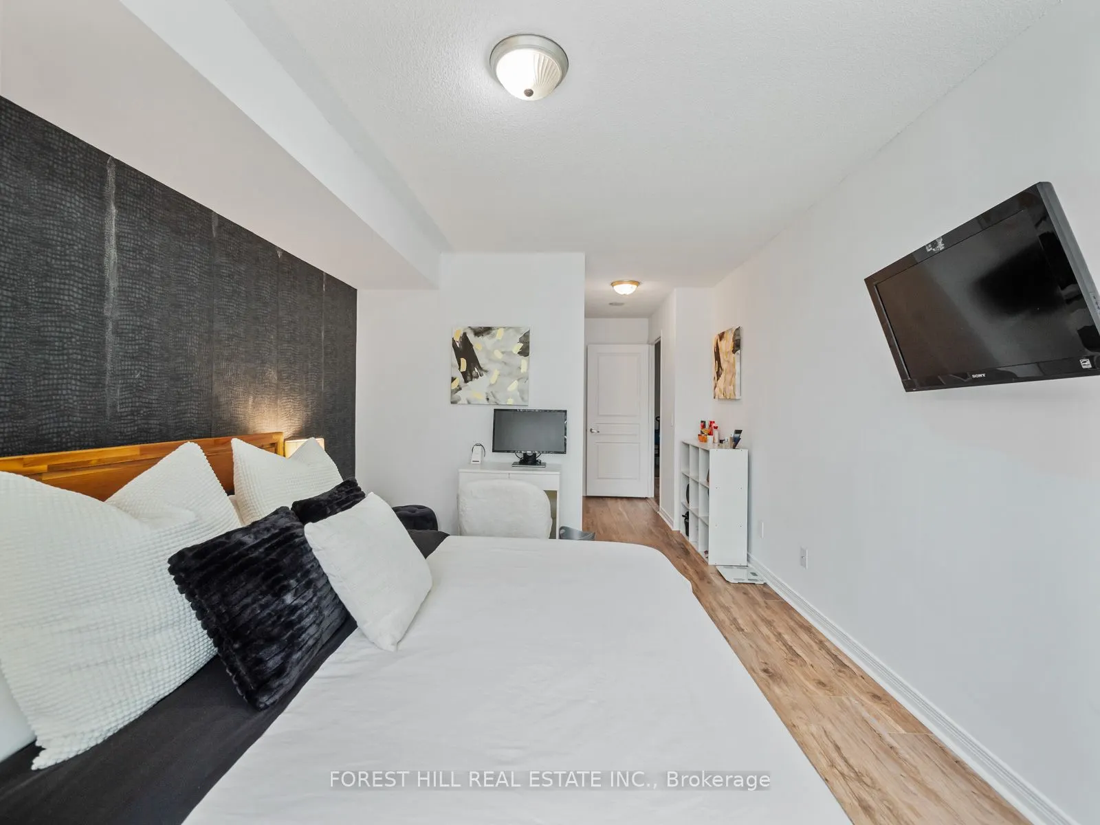 330 Red Maple Road, #211