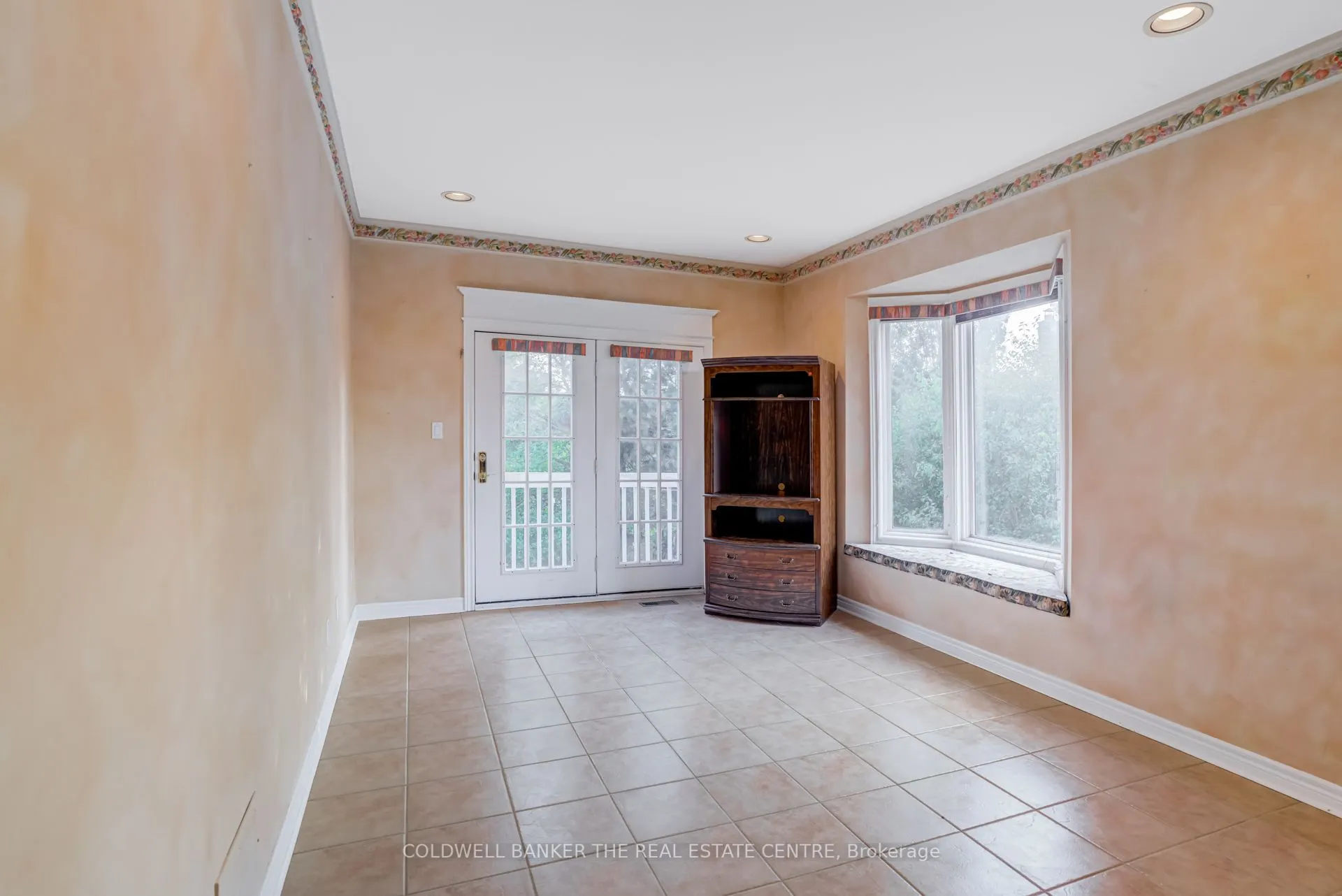 206 Shaftsbury Avenue