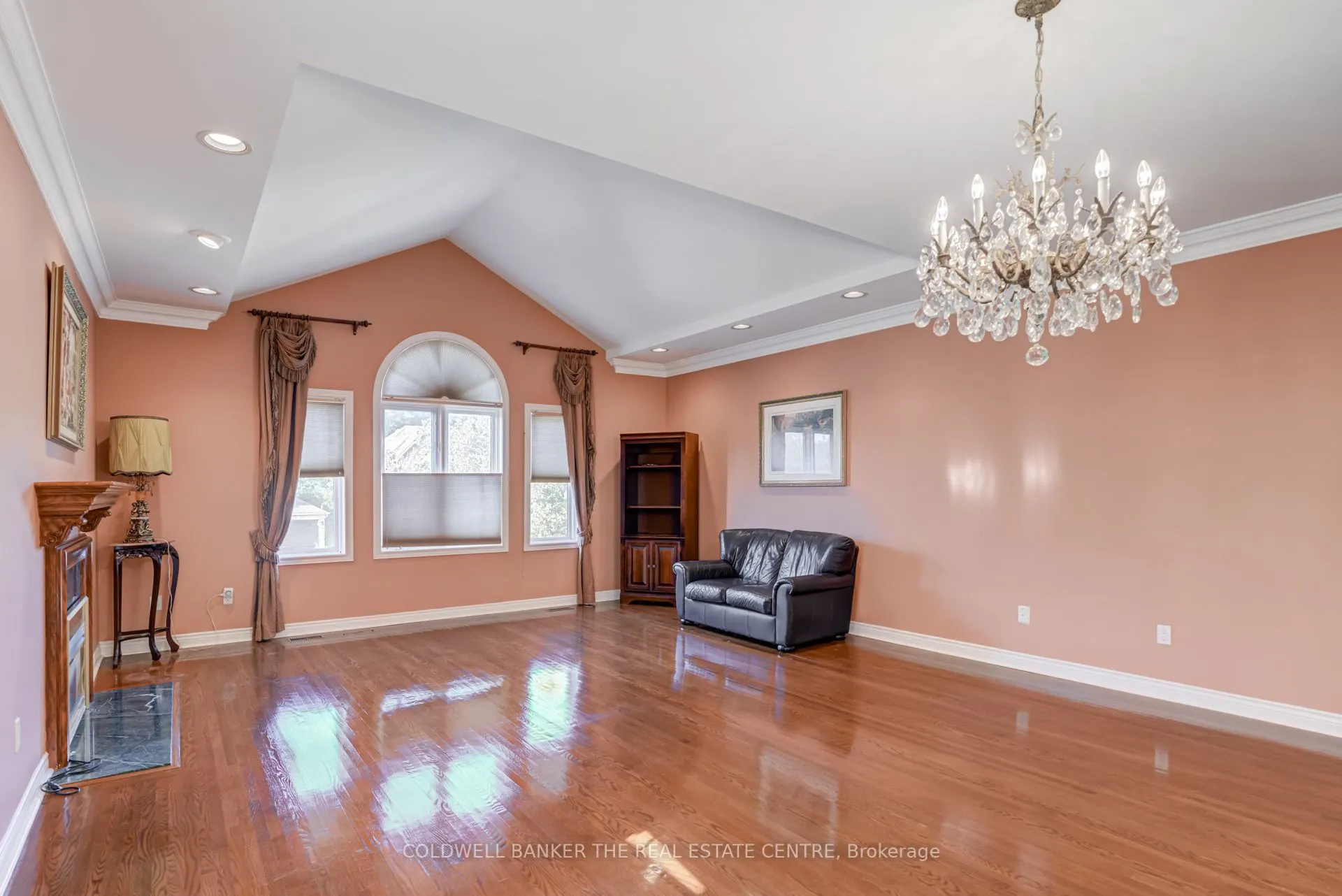 206 Shaftsbury Avenue