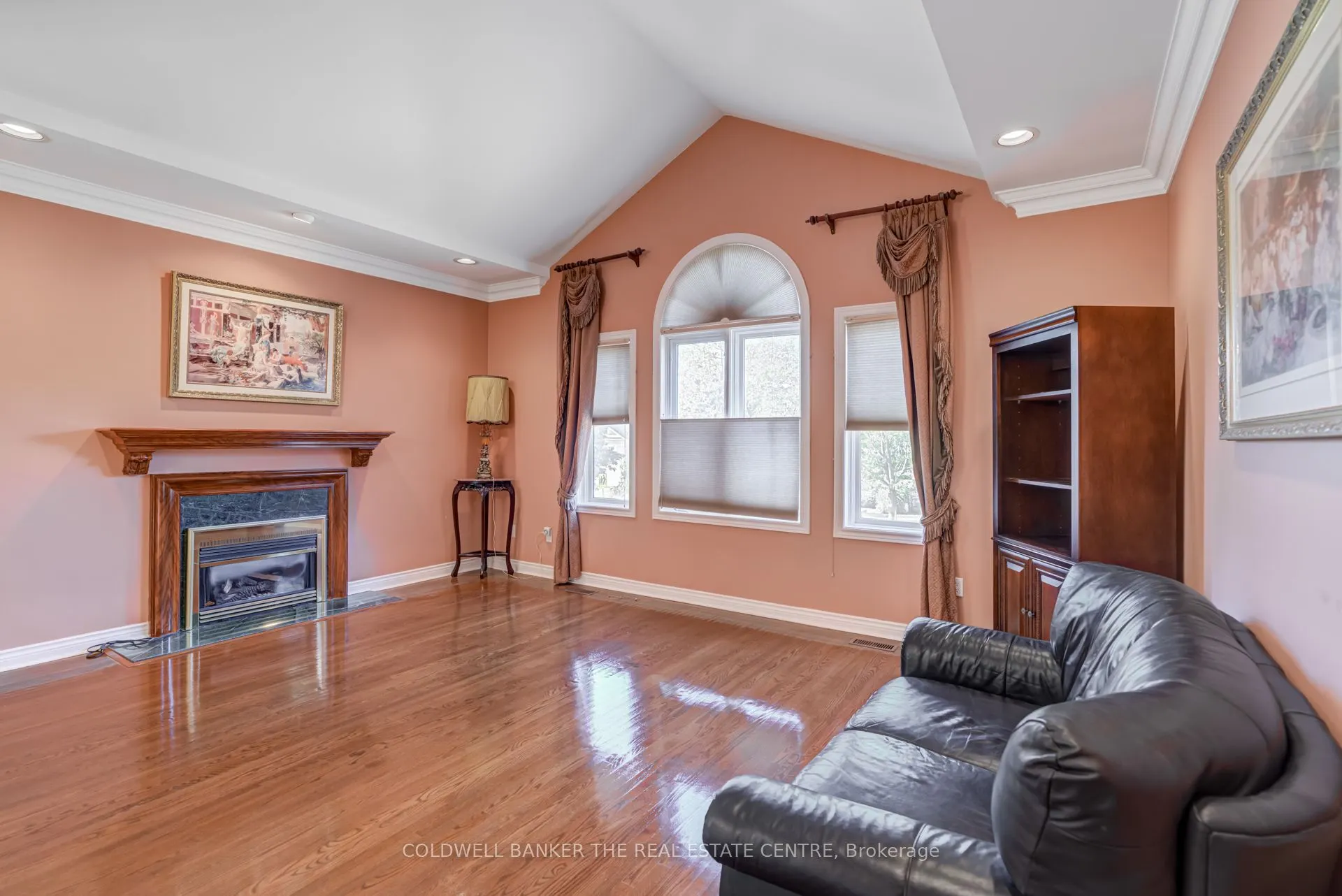 206 Shaftsbury Avenue