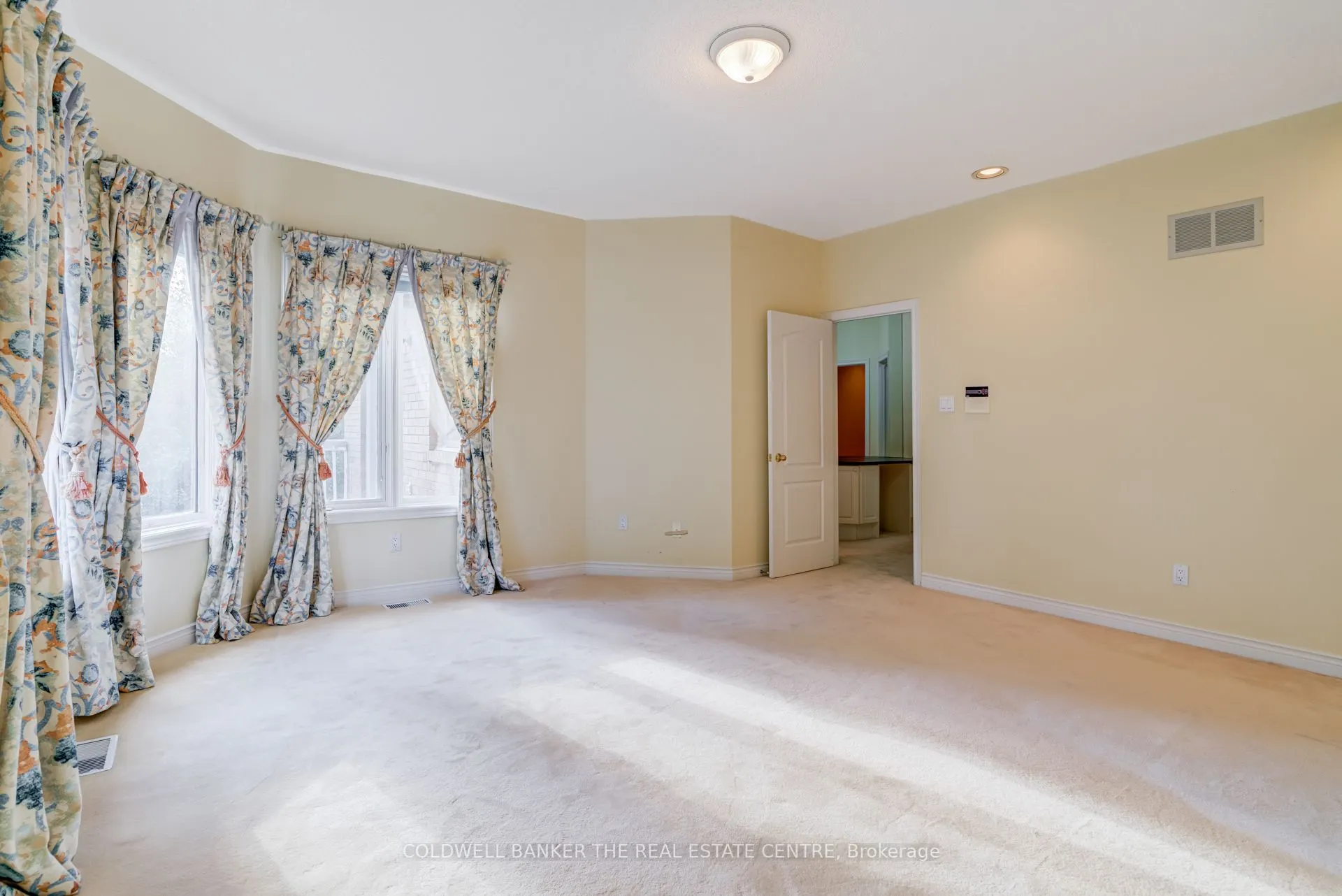 206 Shaftsbury Avenue
