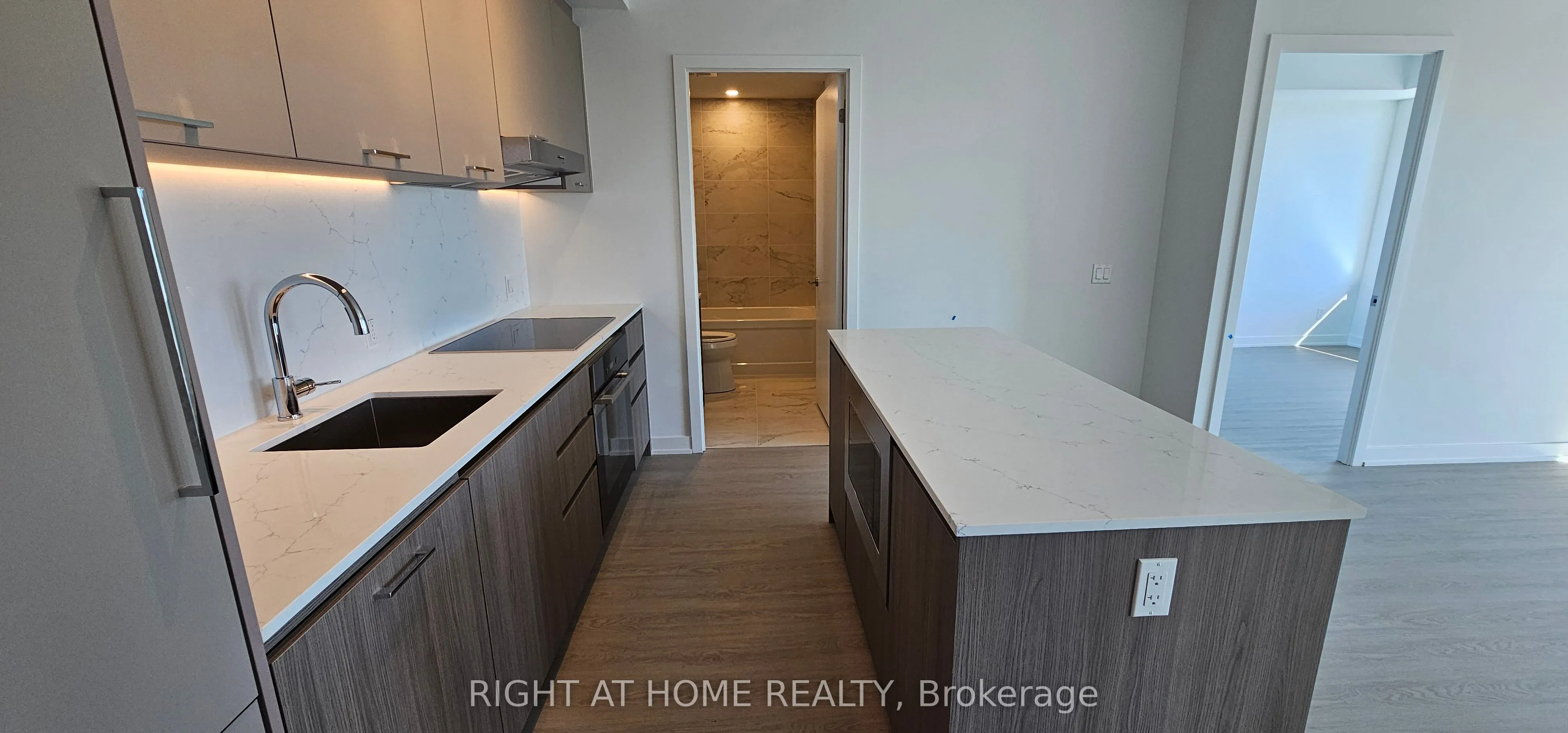 8188 Yonge Street, #818