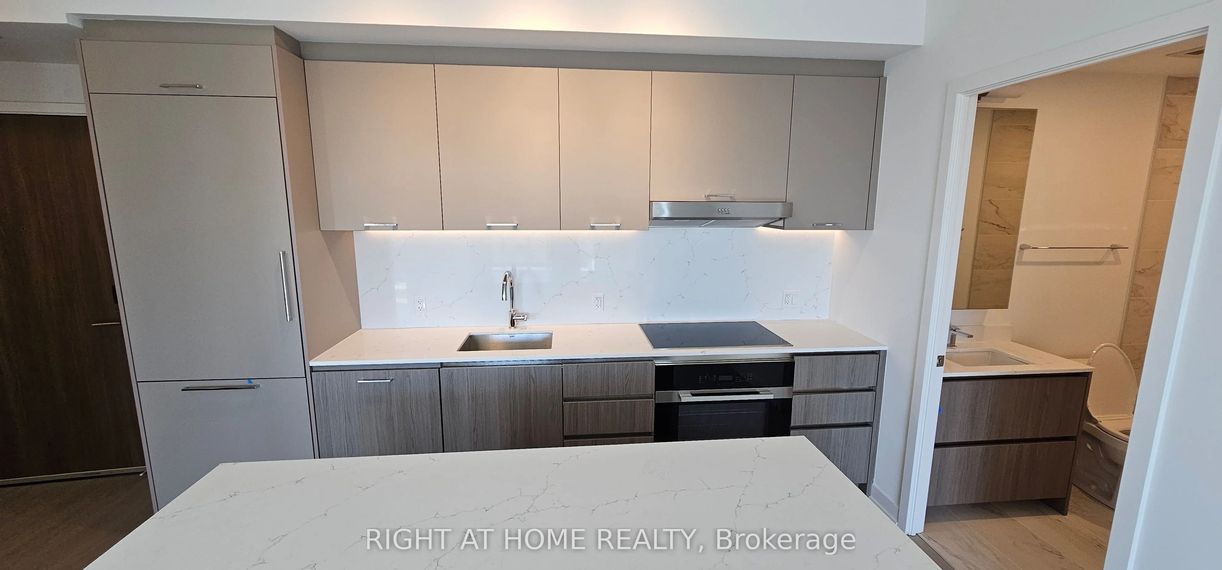 8188 Yonge Street, #818