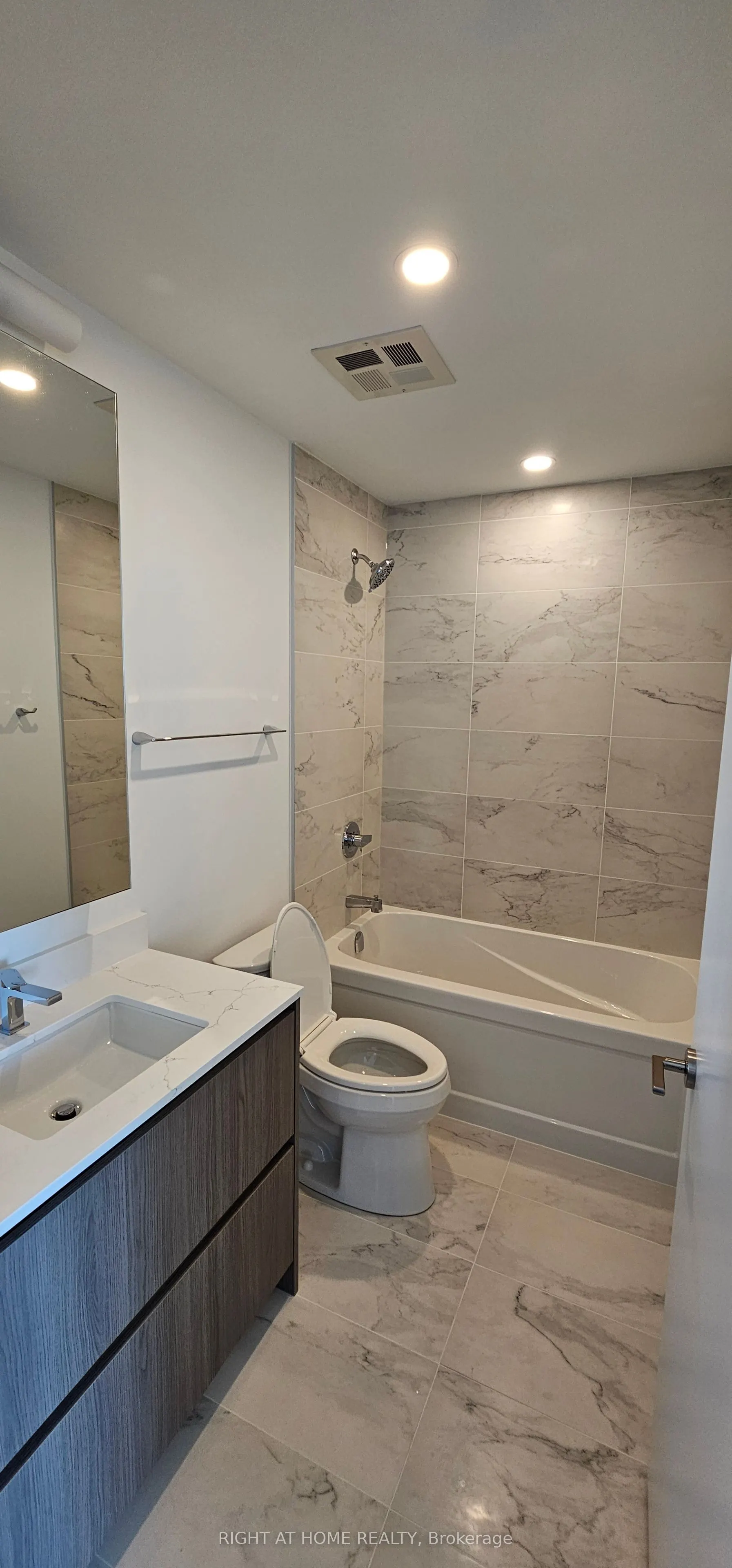 8188 Yonge Street, #818