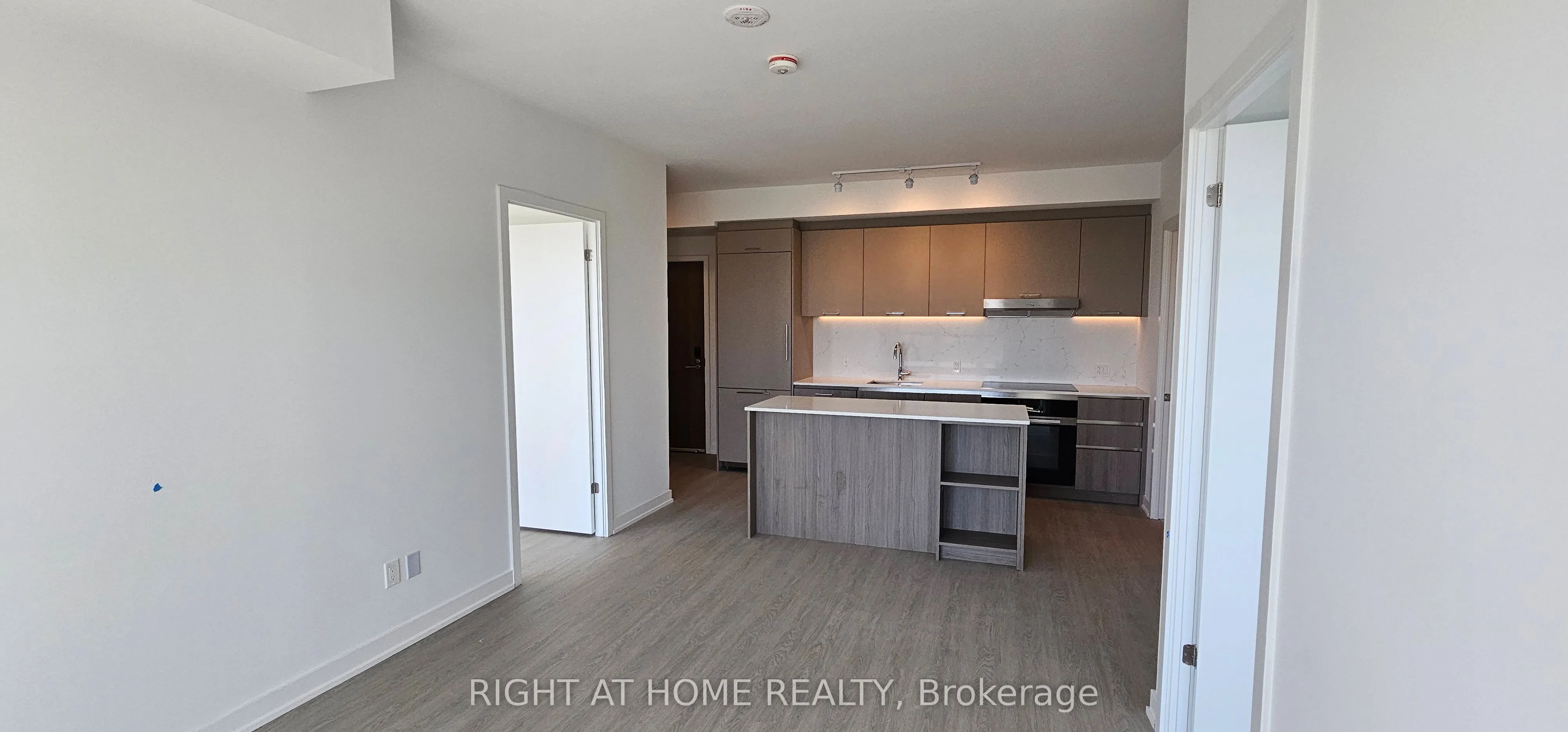 8188 Yonge Street, #818