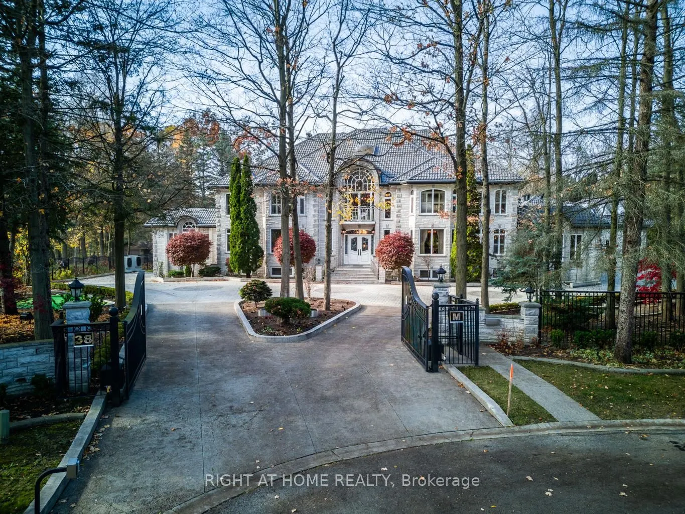 38 Sugarbush Court E