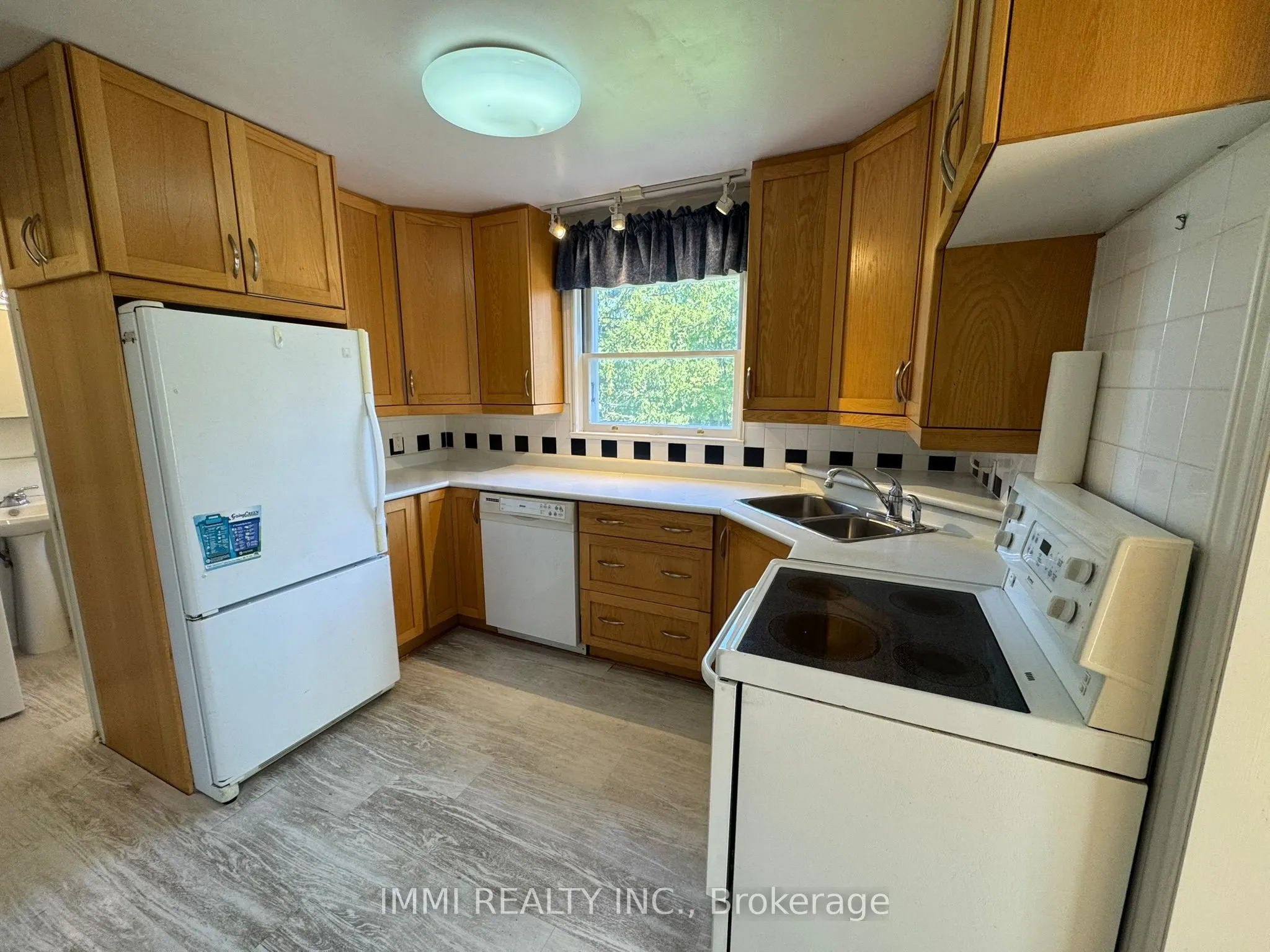 23 Yongeview Avenue