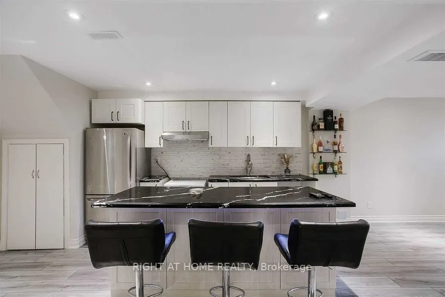 110 Thatcher Crescent