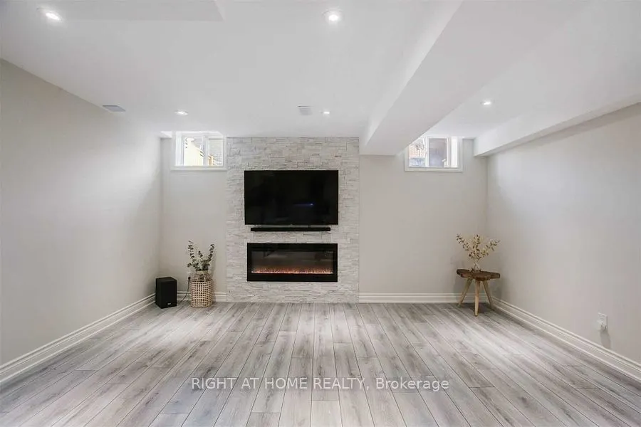 110 Thatcher Crescent