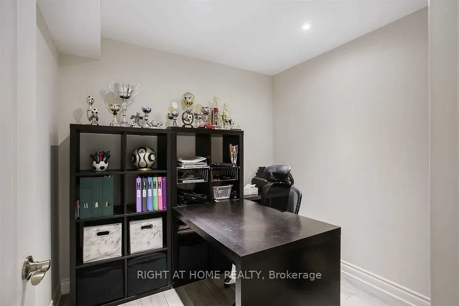 110 Thatcher Crescent