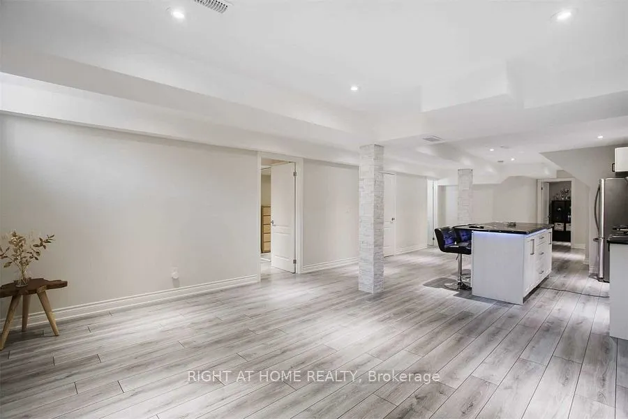 110 Thatcher Crescent