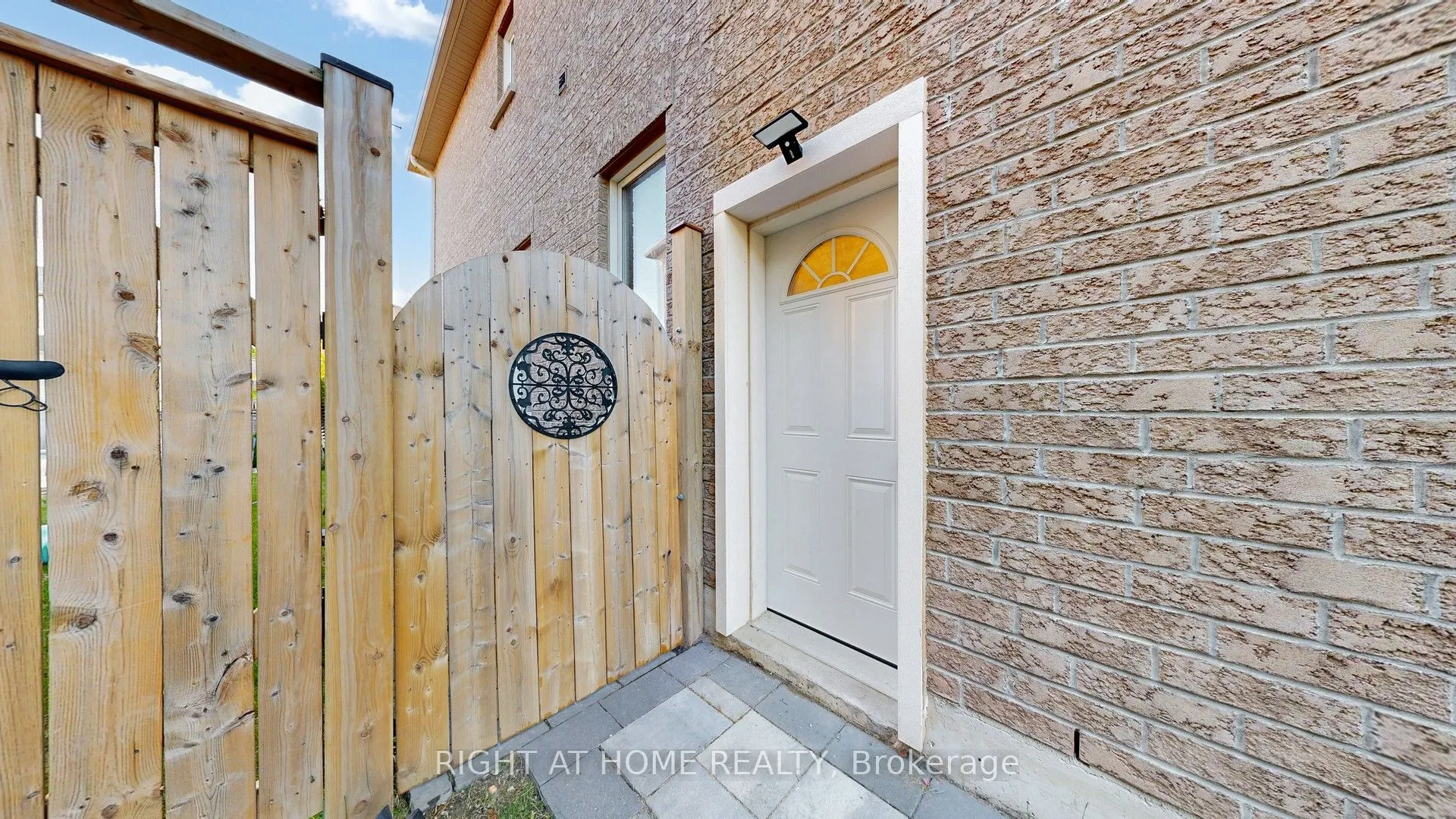 110 Thatcher Crescent