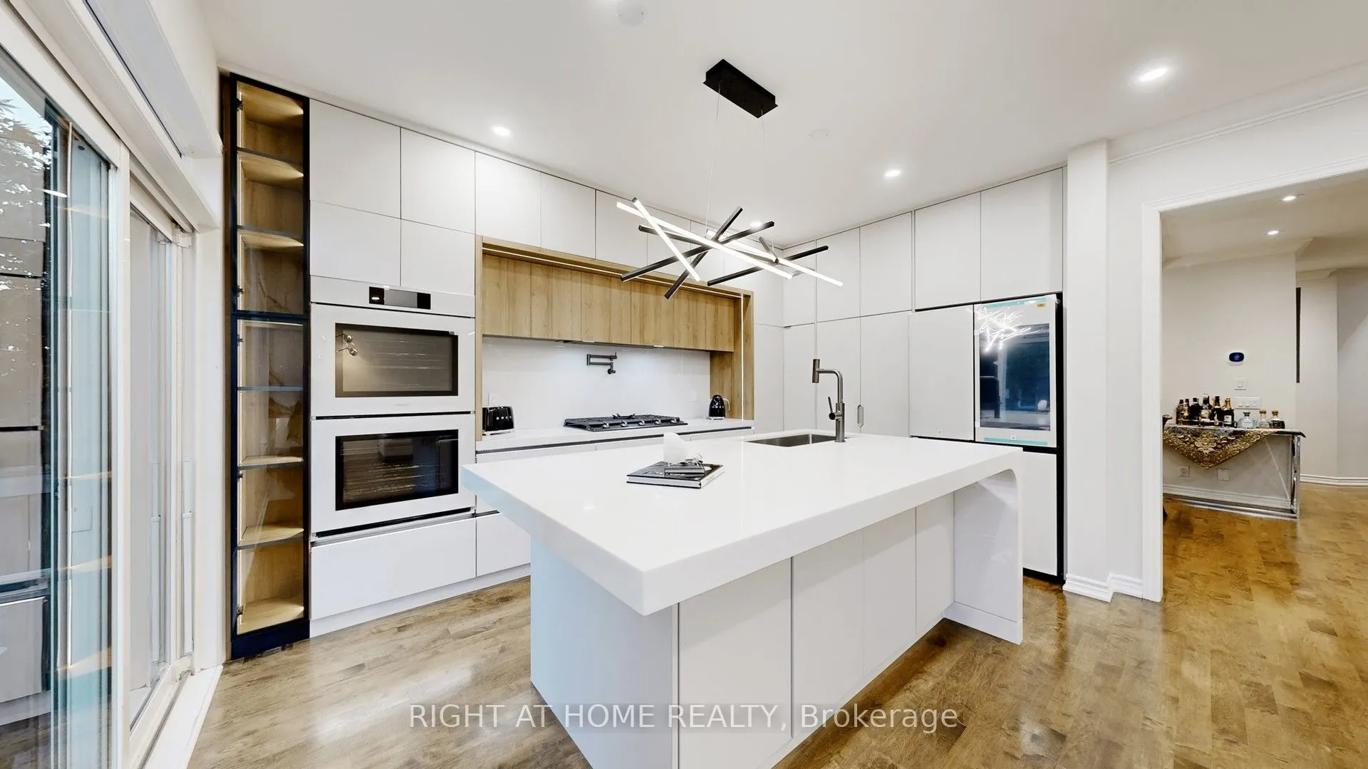 110 Thatcher Crescent