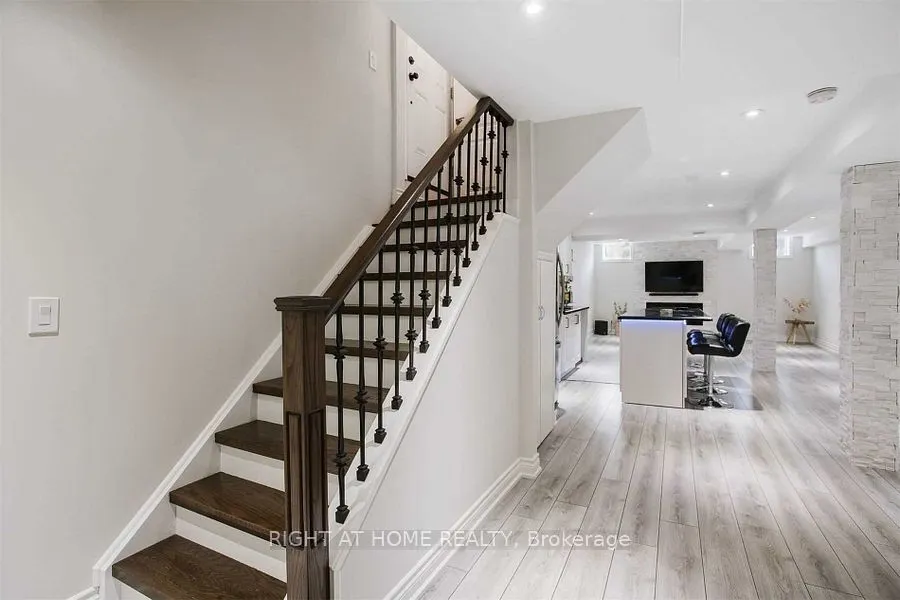110 Thatcher Crescent