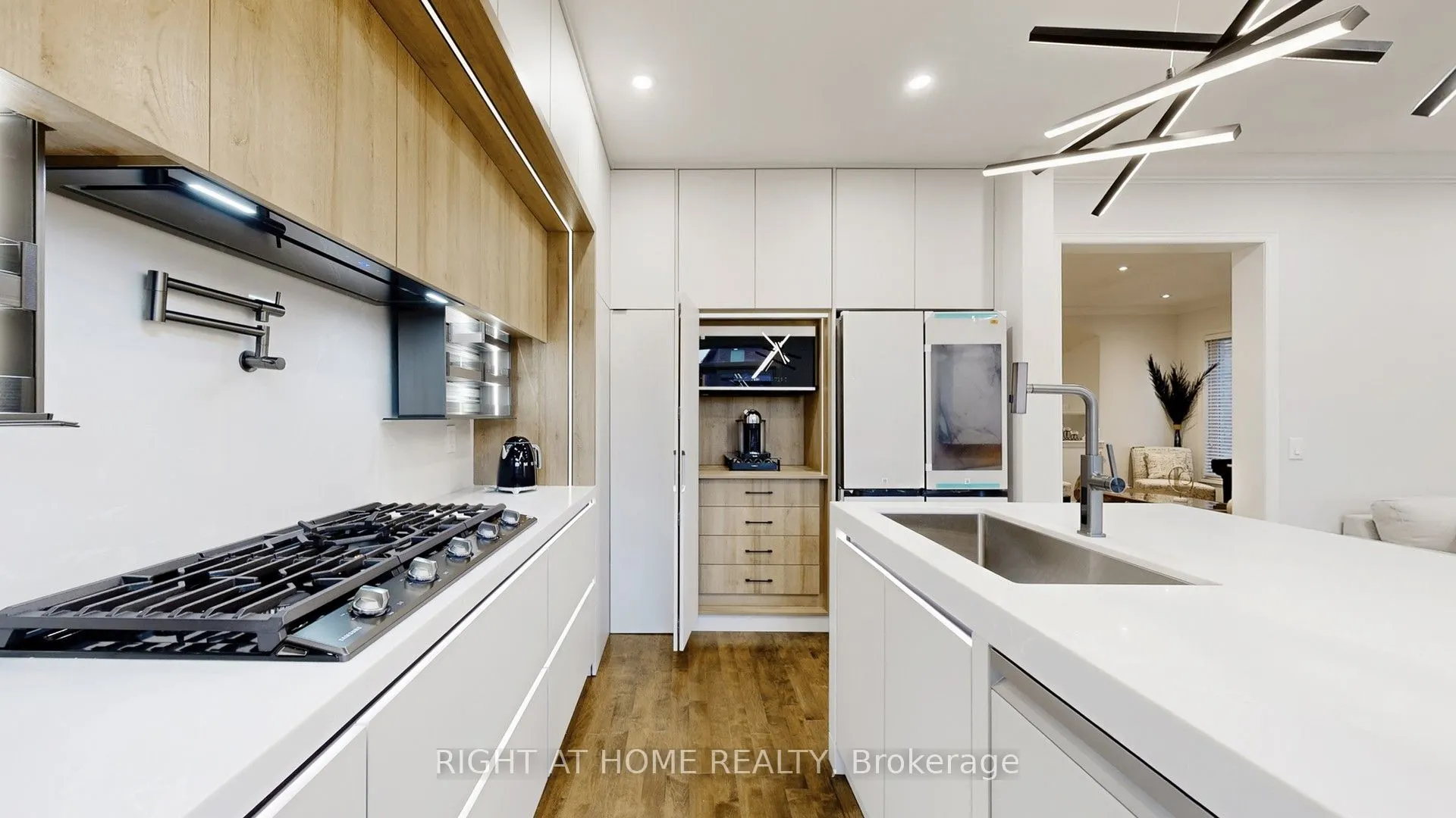 110 Thatcher Crescent