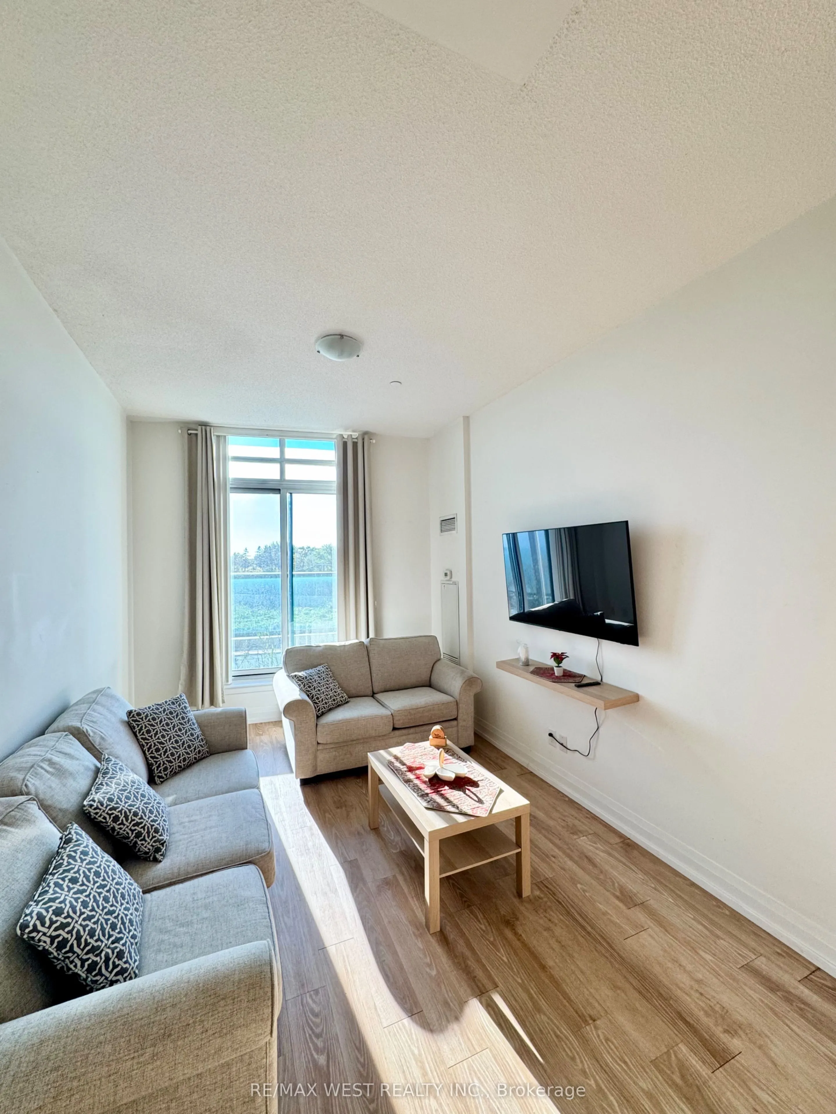 7161 Yonge Street, #327