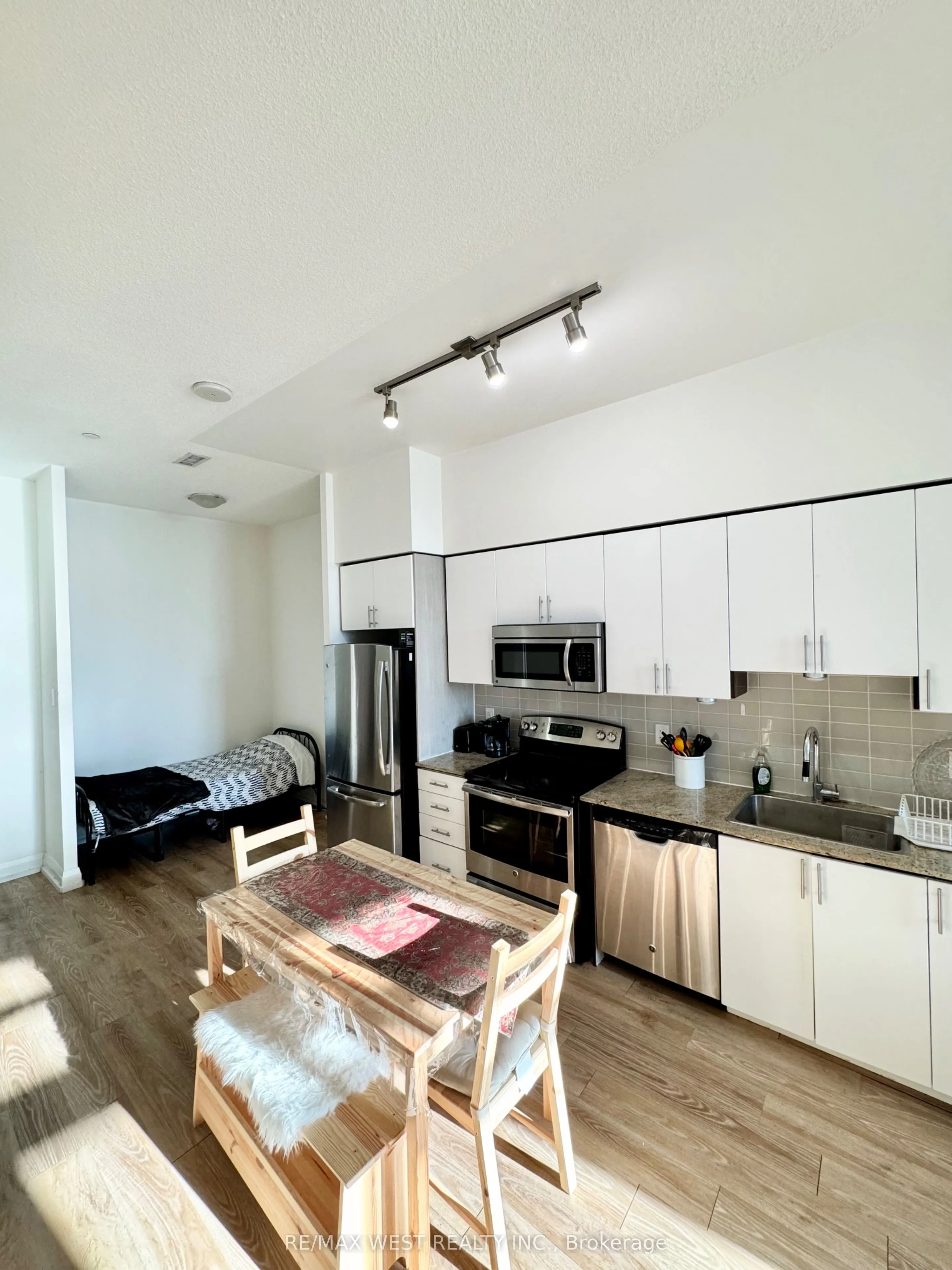 7161 Yonge Street, #327