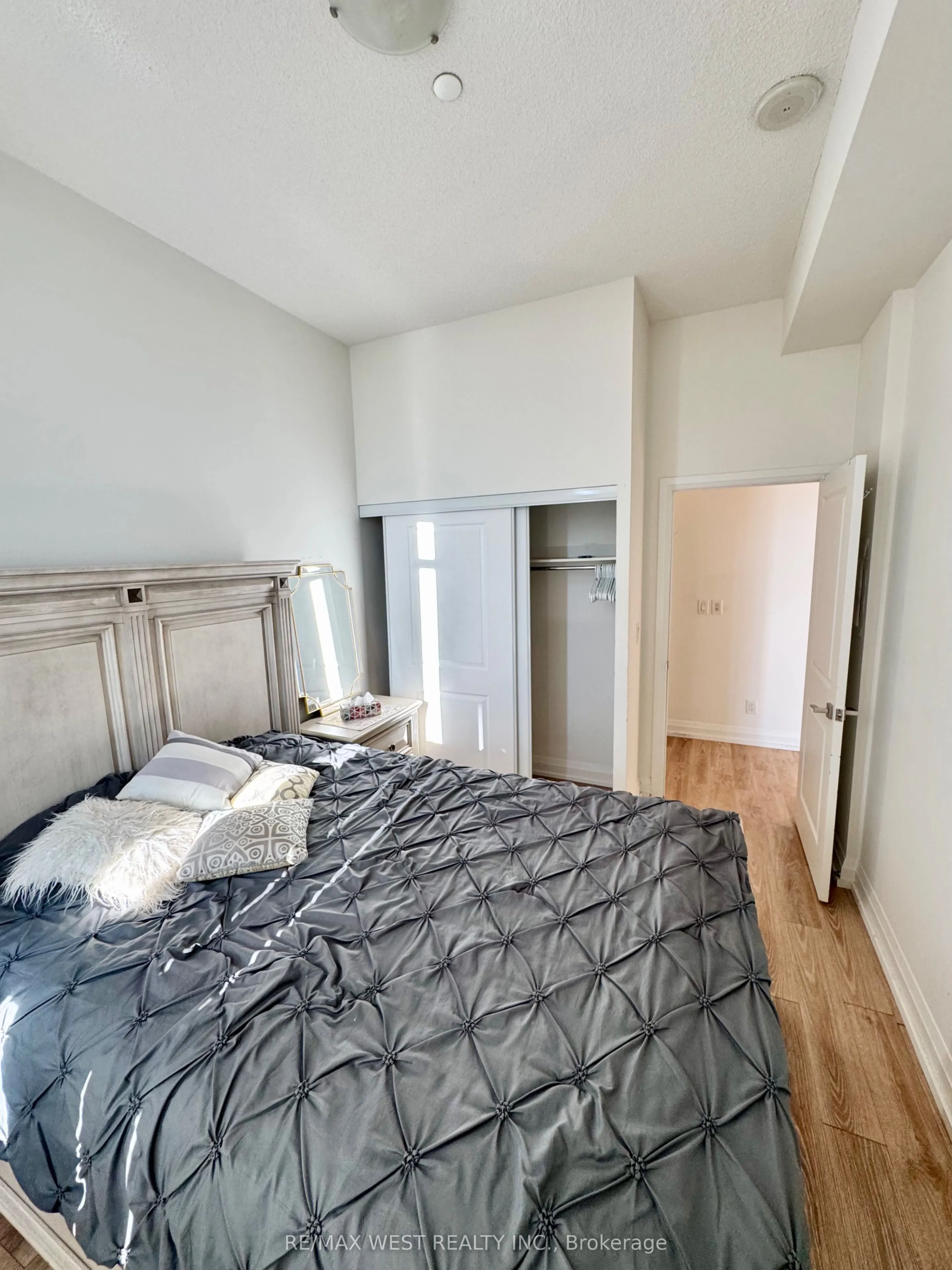7161 Yonge Street, #327