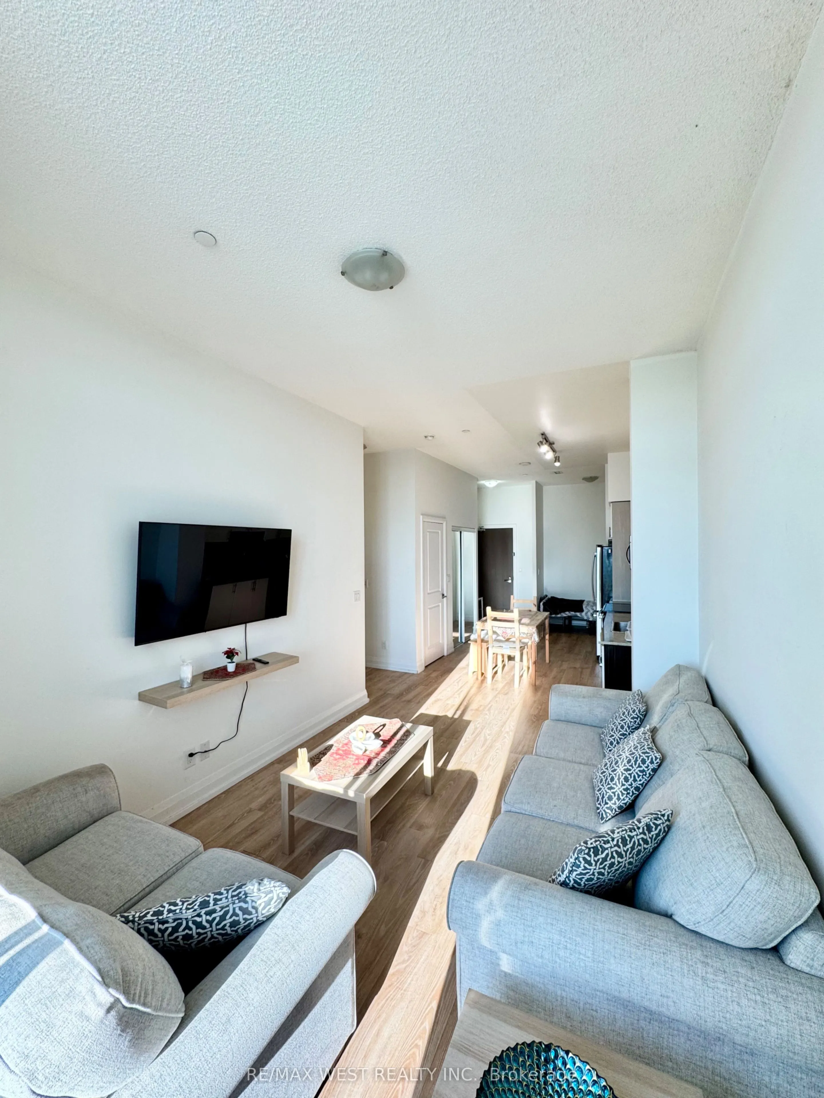 7161 Yonge Street, #327