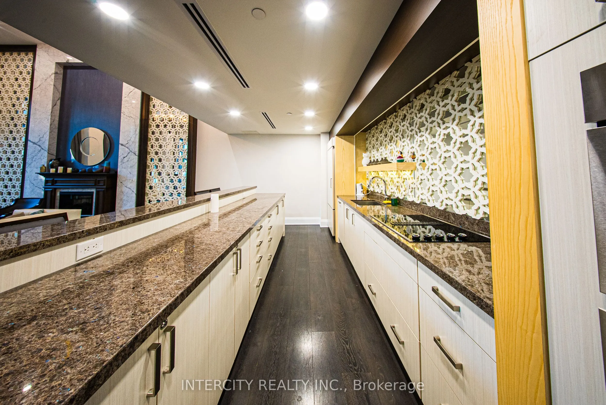 7608 Yonge Street, #PH15