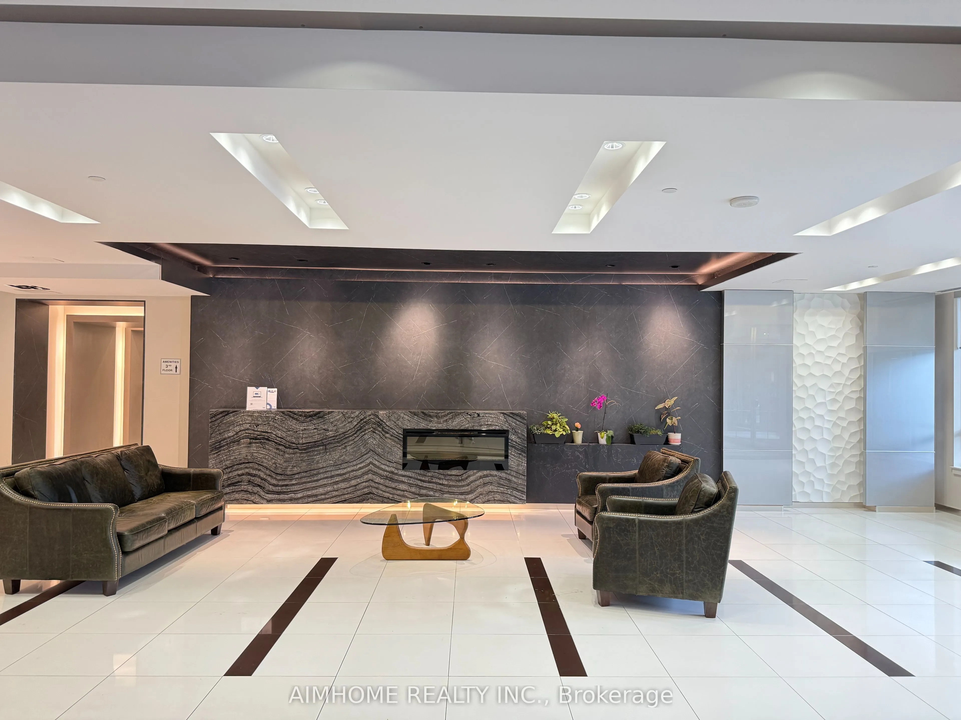 7167 Yonge Street, #903