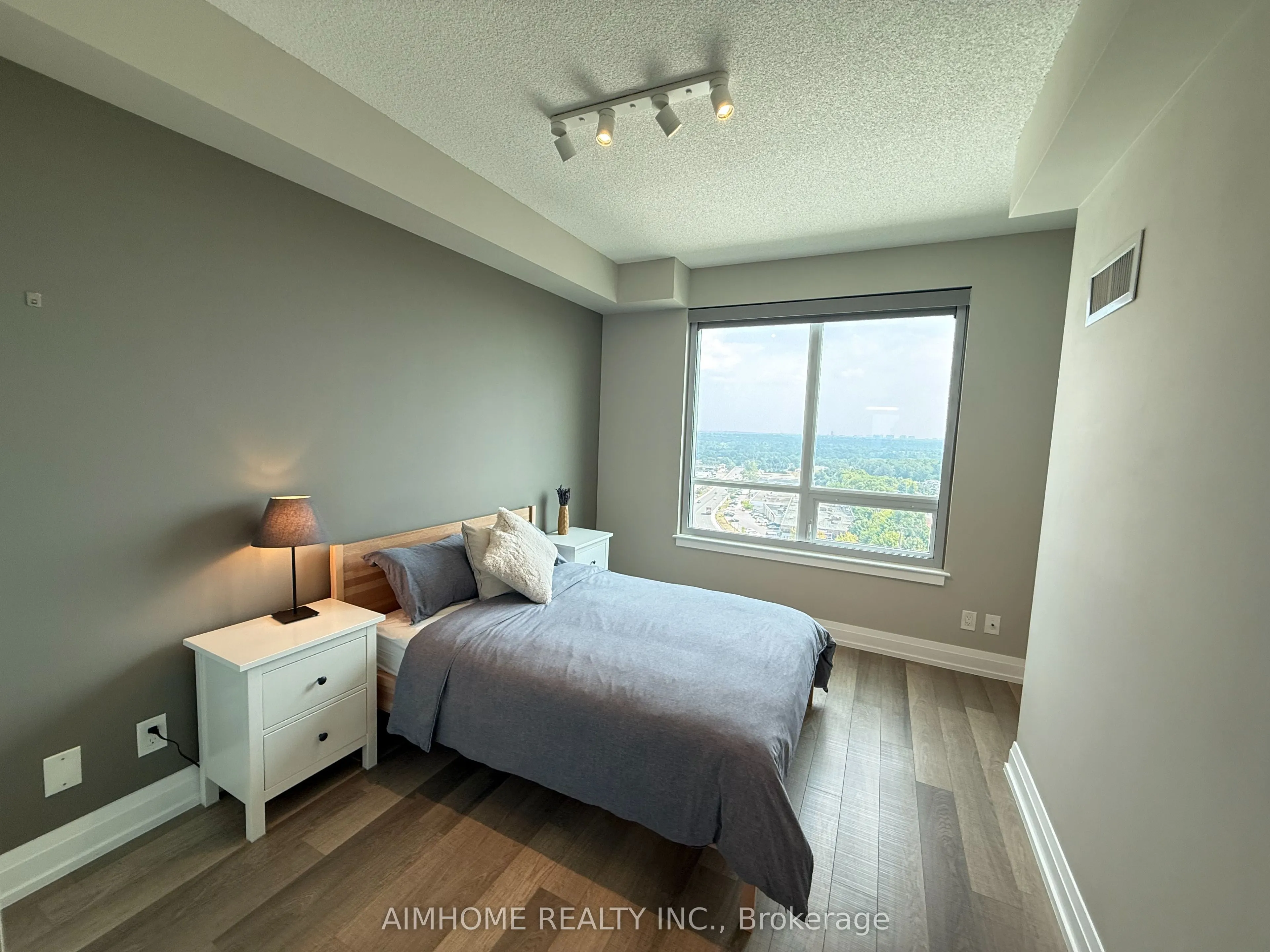 7167 Yonge Street, #903