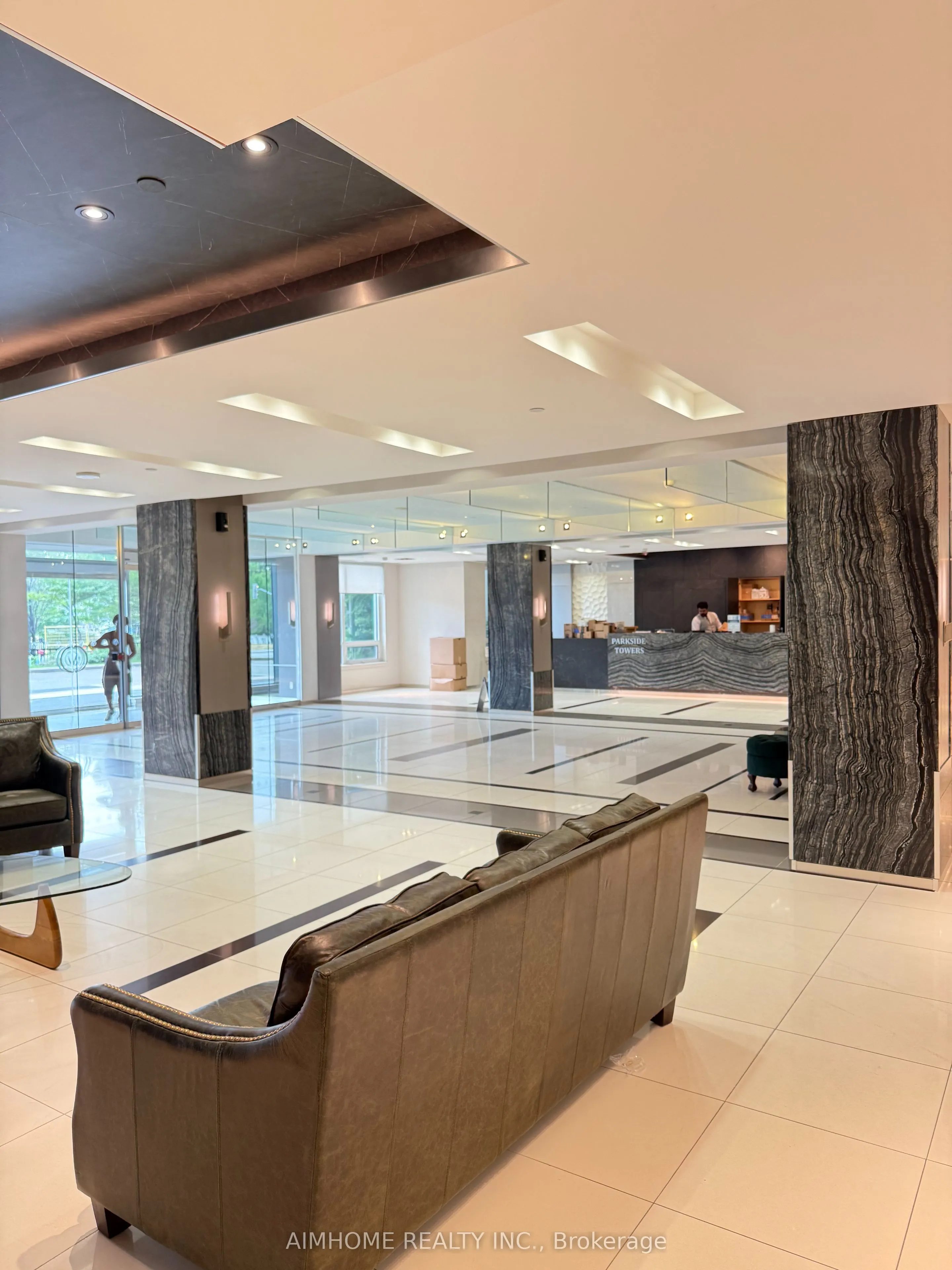 7167 Yonge Street, #903