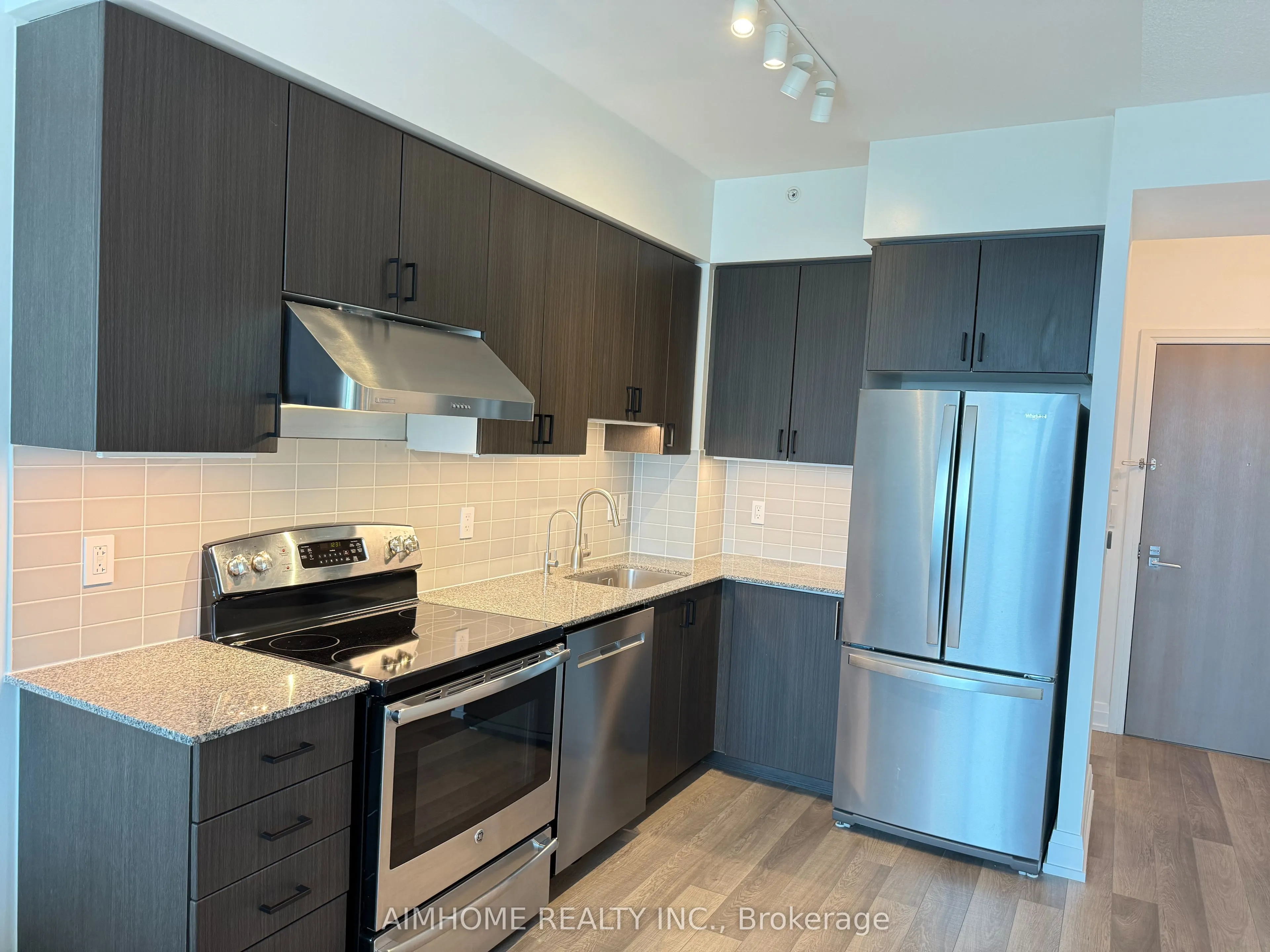 7167 Yonge Street, #903
