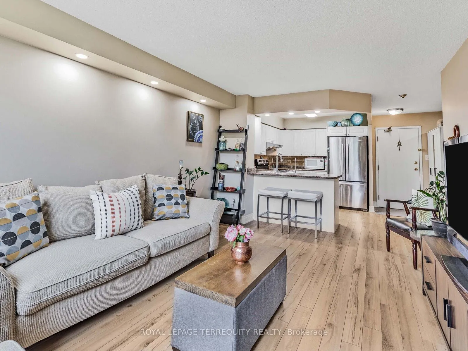 326 Major Mackenzie Drive E, #203