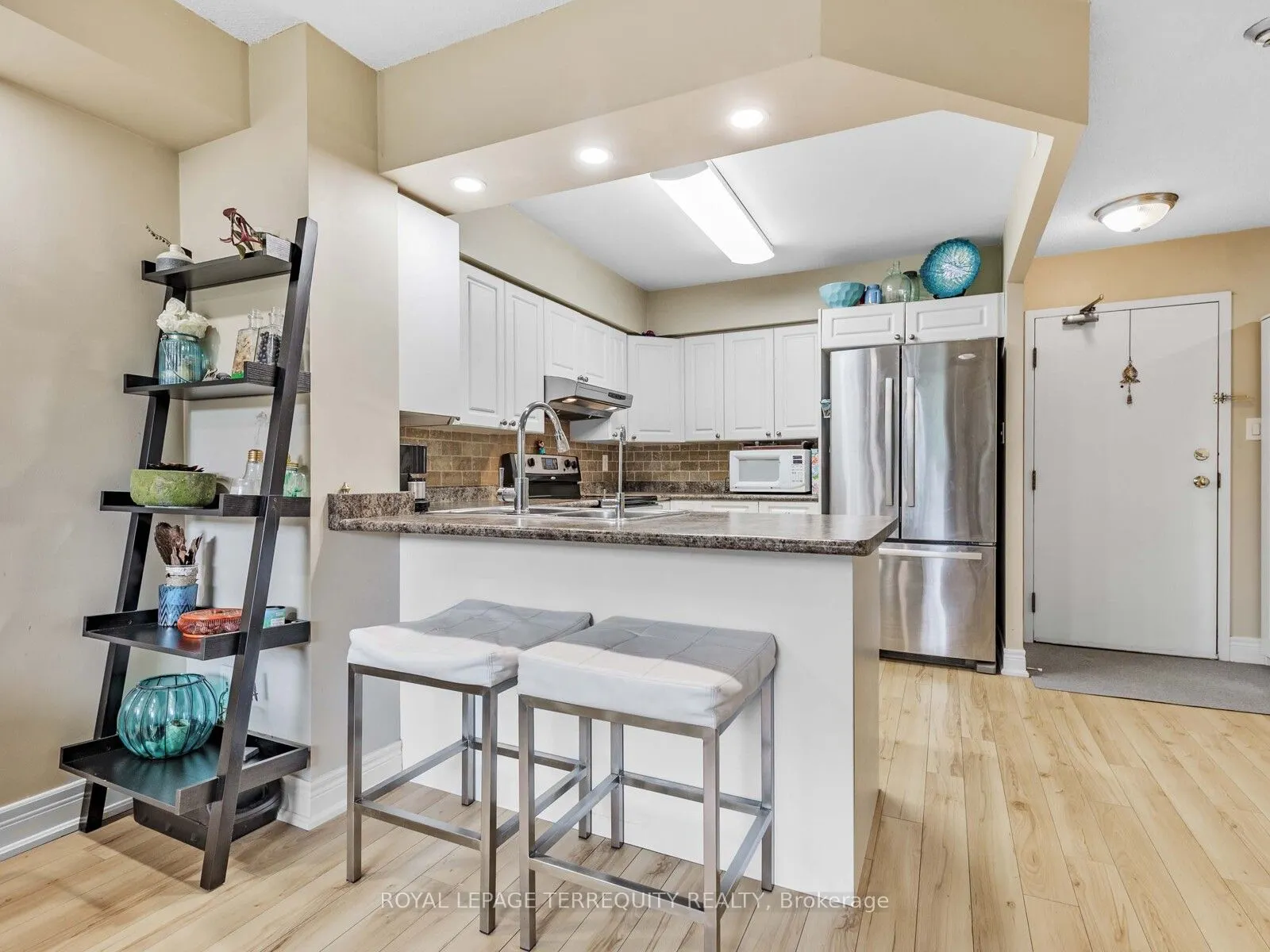 326 Major Mackenzie Drive E, #203