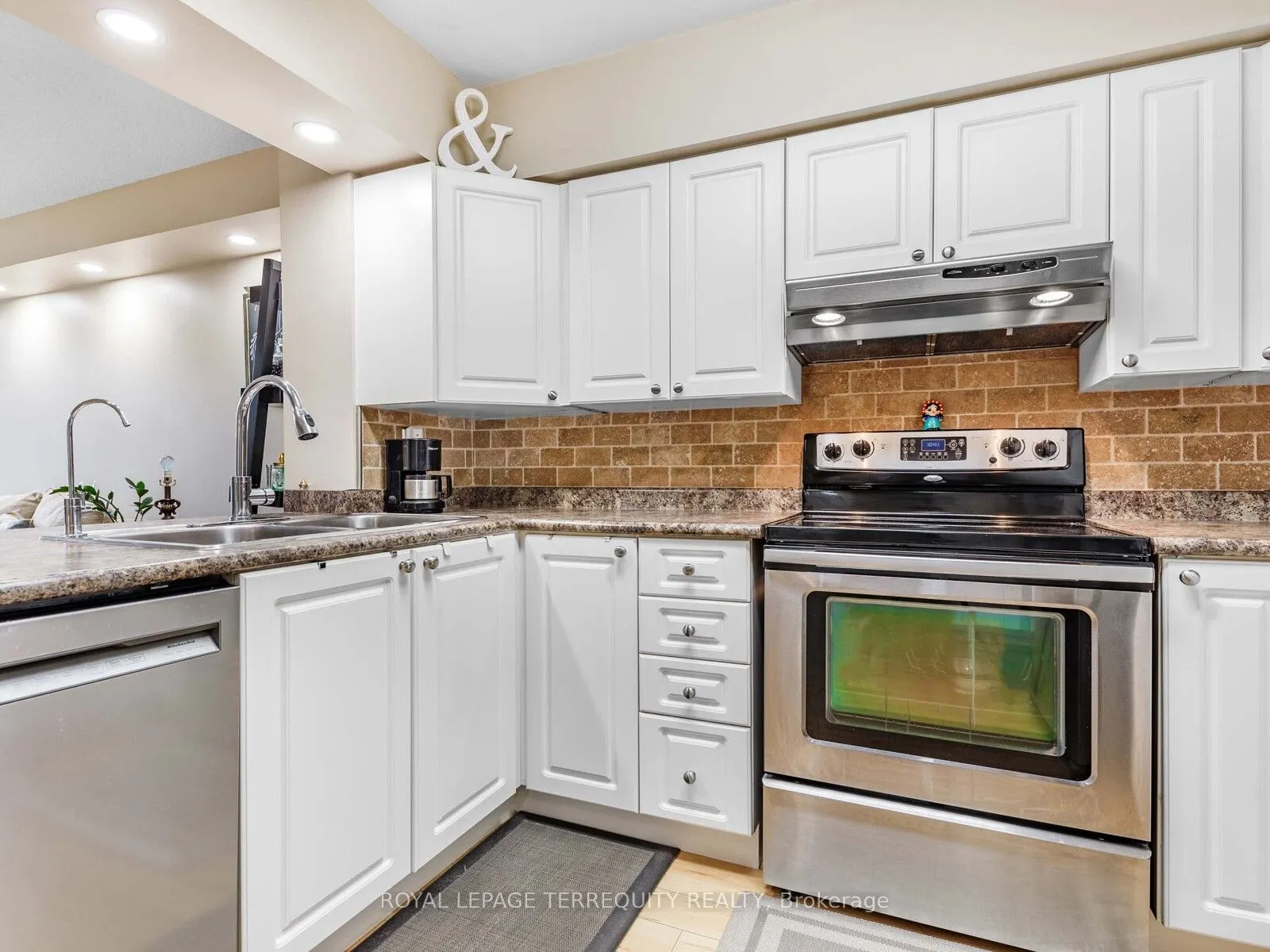 326 Major Mackenzie Drive E, #203