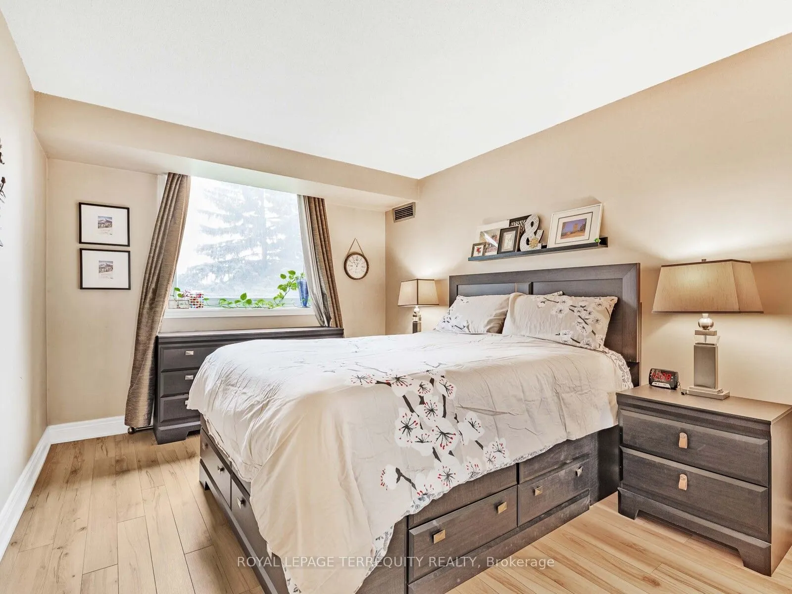326 Major Mackenzie Drive E, #203