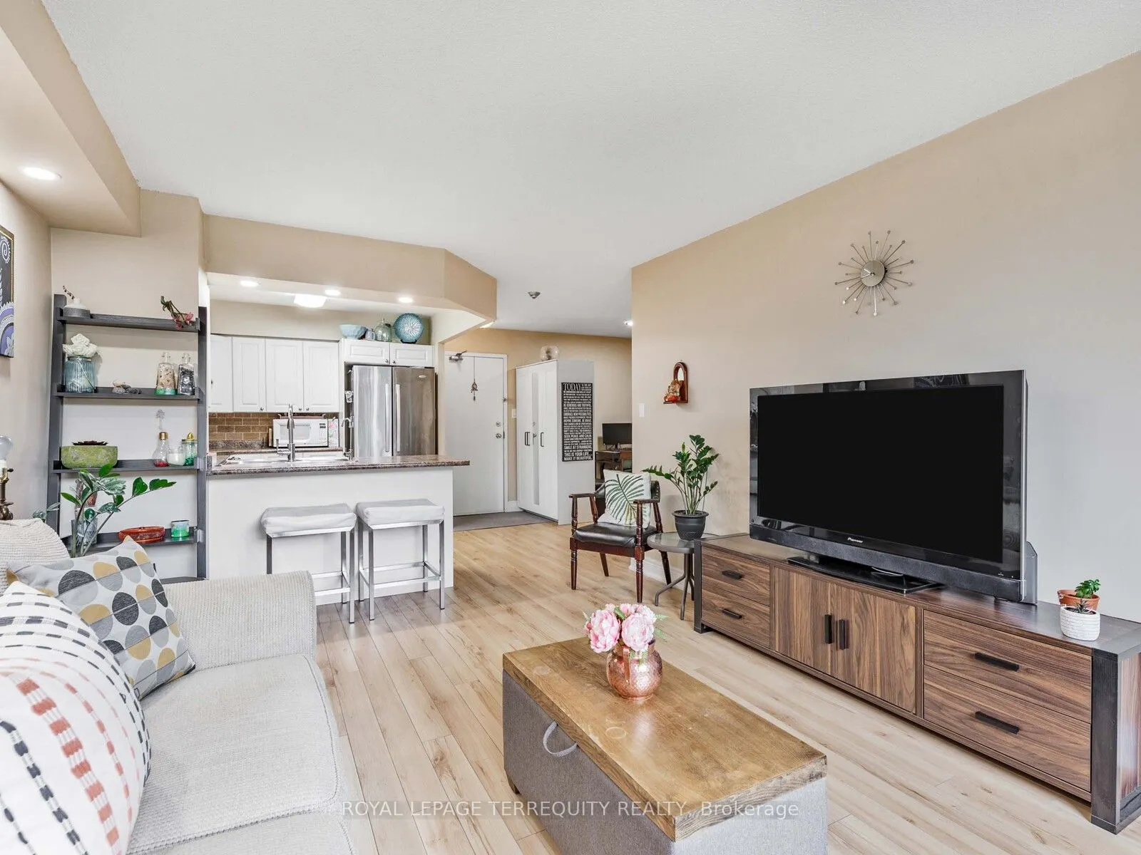 326 Major Mackenzie Drive E, #203