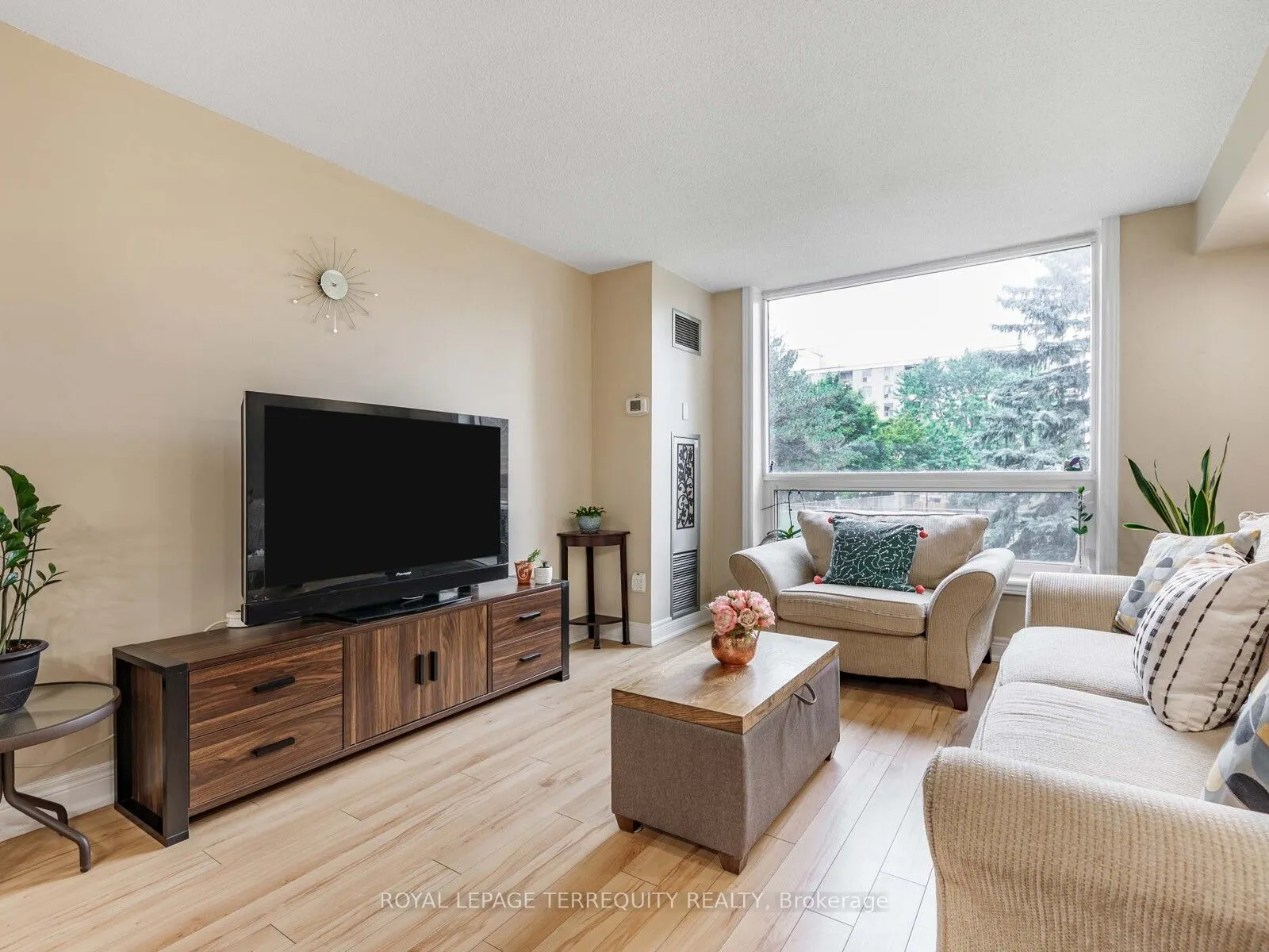 326 Major Mackenzie Drive E, #203