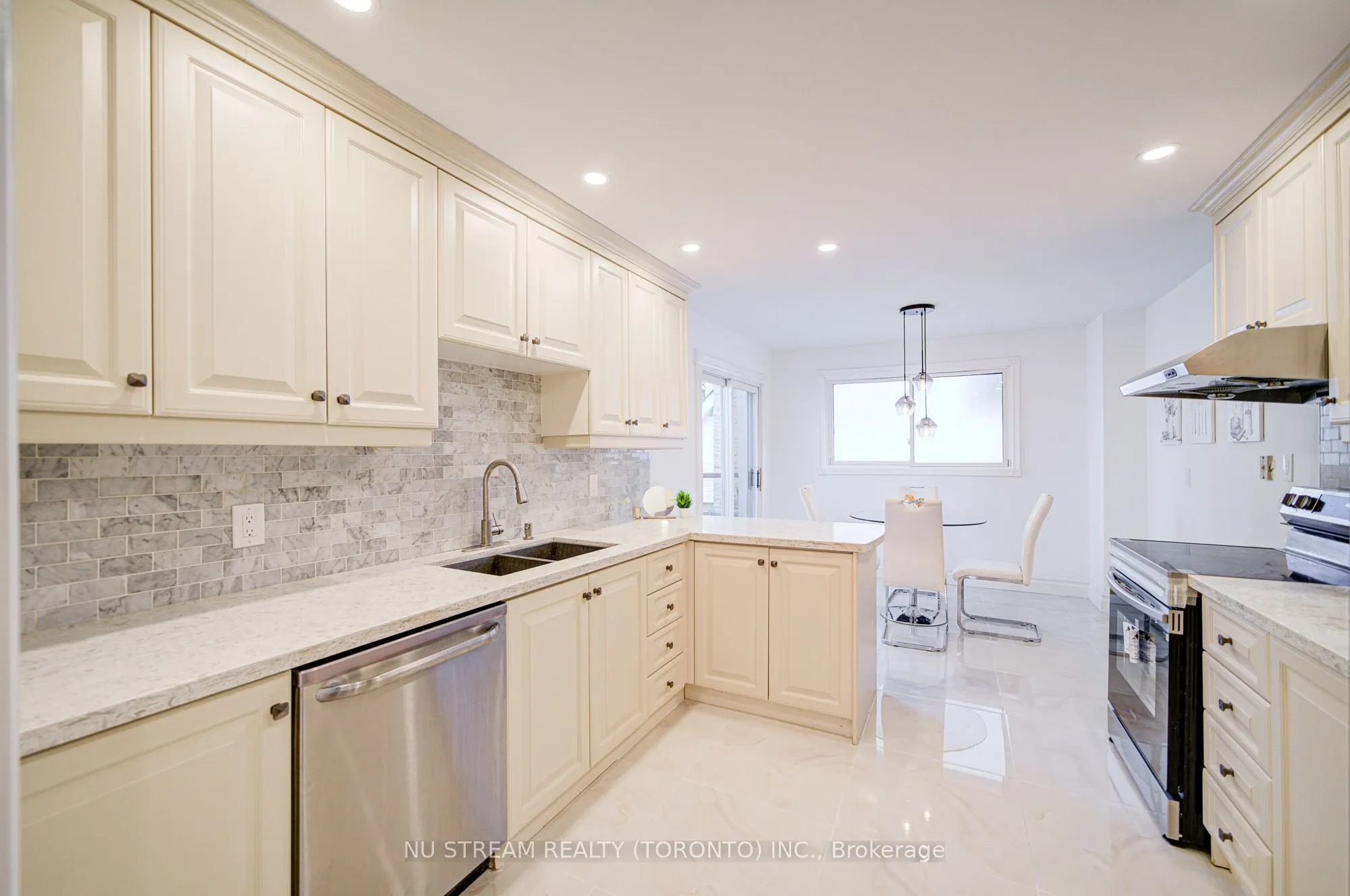 8 Hemingway Crescent