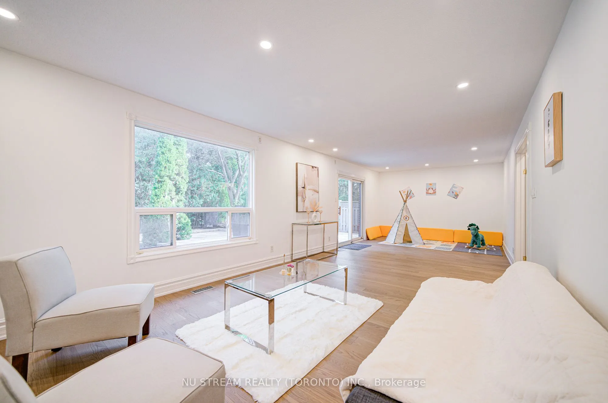 8 Hemingway Crescent
