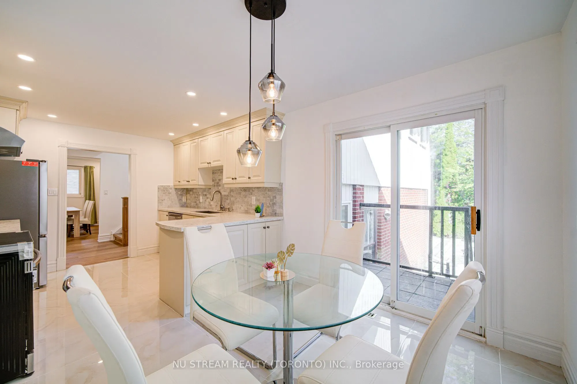 8 Hemingway Crescent